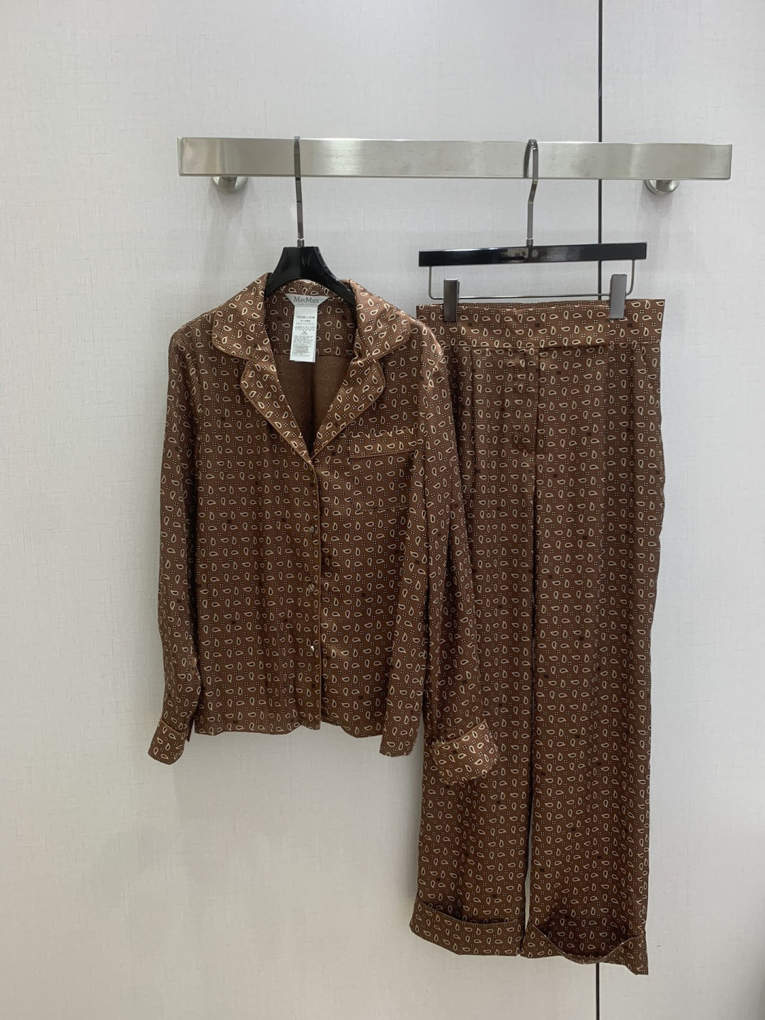 NO:738598,Highly recommended 26 early spring new silk printed shirt, loose fit, low-key luxury, one color, SMLXL code, high quality ABC, shirts, real silk,19860909强烈推荐 26早春新款 真丝印花衬衫 宽松版型 低调奢华 一个色 SMLXL码 高品质ABC,,shirts,real silk,,Women's clothing