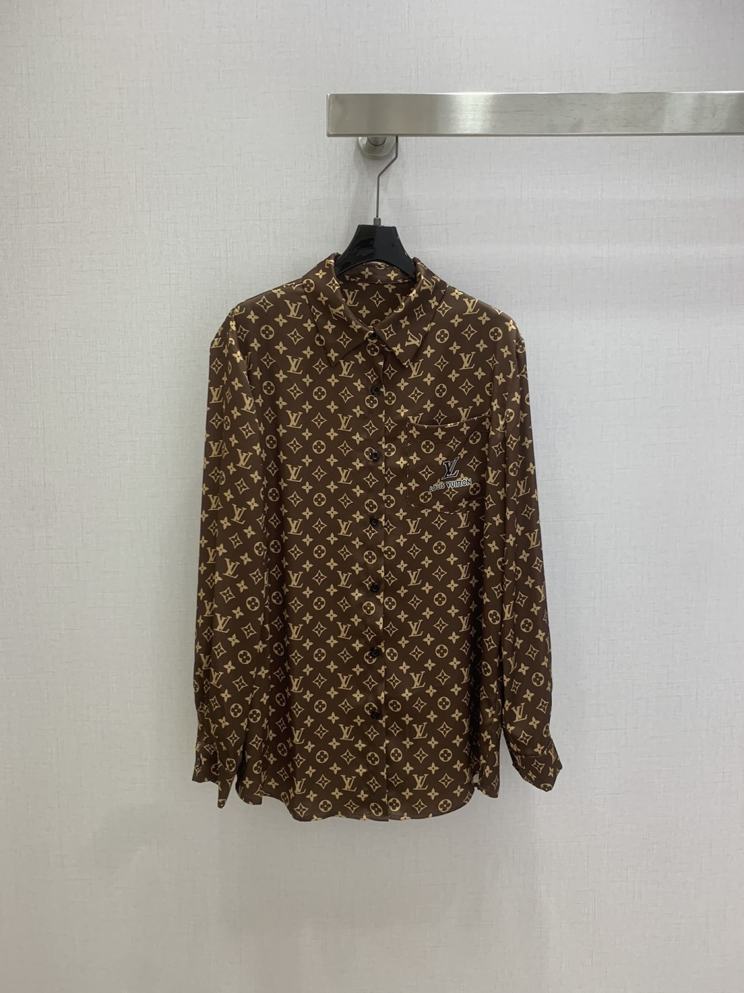 NO:738589,Highly recommended 26 early spring new style printed pocket long-sleeved shirt, silky fabric, retro and fashionable, low-key temperament and luxurious high-end!  The styles are versatile and not picky, customized technical fabrics, workmanship quality depends on the details. Bai Fumei is a must-have!  One color SML code high quality ABC, shirts,19860909强烈推荐 26早春新款 印花口袋长袖衬衫 丝滑面料 复古时髦 低调气质又奢华高级！版型百搭不挑人,定制科技面料 做工品质看细节.白富美必入！一个色 SML码 高品质ABC,,shirts,,Women's clothing