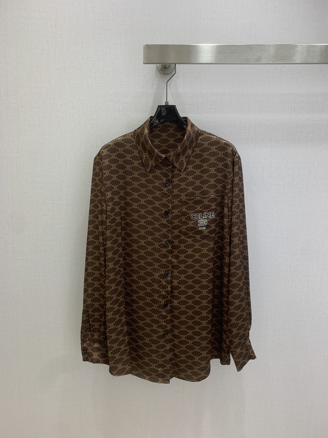 NO:738584,Highly recommended 26 early spring new style printed pocket long-sleeved shirt, silky fabric, retro and fashionable, low-key temperament and luxurious high-end!  The styles are versatile and not picky, customized technical fabrics, workmanship quality depends on the details. Bai Fumei is a must-have!  One color SML code high quality ABC, shirts,19860909强烈推荐 26早春新款 印花口袋长袖衬衫 丝滑面料 复古时髦 低调气质又奢华高级！版型百搭不挑人,定制科技面料 做工品质看细节.白富美必入！一个色 SML码 高品质ABC,,shirts,,Women's clothing