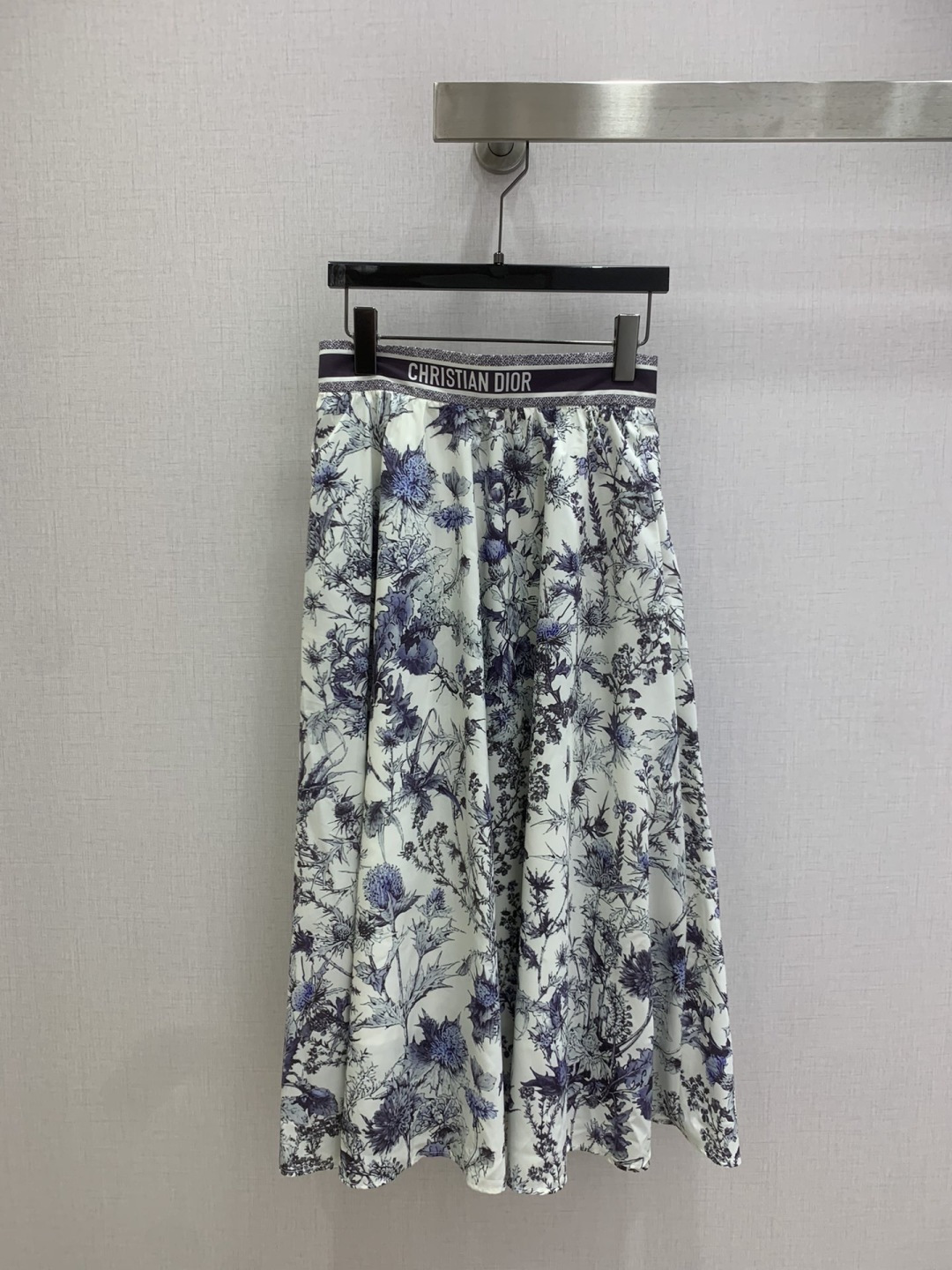 NO:738603,Highly recommended for the early spring of 26, the new letter ribbon printed long skirt is elegant and smart, showing luxury in simplicity. The workmanship of the whole skirt is very fine!  The pattern is simple and clear at a glance, beautiful and fantasy, low-key yet eye-catching, you must choose this one. One color SML code, high quality ABC,,skirts,19860909强烈推荐 26早春新款 字母织带印花长半裙 飘逸灵动 简约中流露出高奢 整件裙子做工更是非常精细！ 版型简单一目了然,美伦美幻 低调又要引人注目,必选这款 一个色 SML码 高品质ABC,,skirts,,Women's clothing