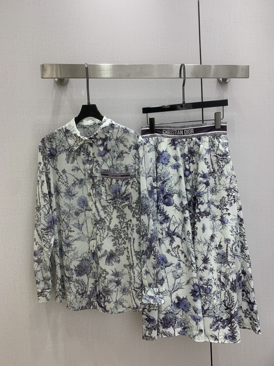 NO:738600,Highly recommended for early spring 26, the new printed lapel pocket shirt is elegant and smart, exuding luxury in its simplicity. The workmanship of the whole piece of clothing is very fine!  The pattern is simple and clear at a glance, beautiful and fantasy, low-key yet eye-catching, you must choose this one. One color SML code, high quality ABC, shirts,19860909强烈推荐 26早春新款 印花翻领口袋衬衫 飘逸灵动 简约中流露出高奢 整件衣服做工更是非常精细！ 版型简单一目了然,美伦美幻 低调又要引人注目,必选这款 一个色 SML码 高品质ABC,,shirts,,Women's clothing