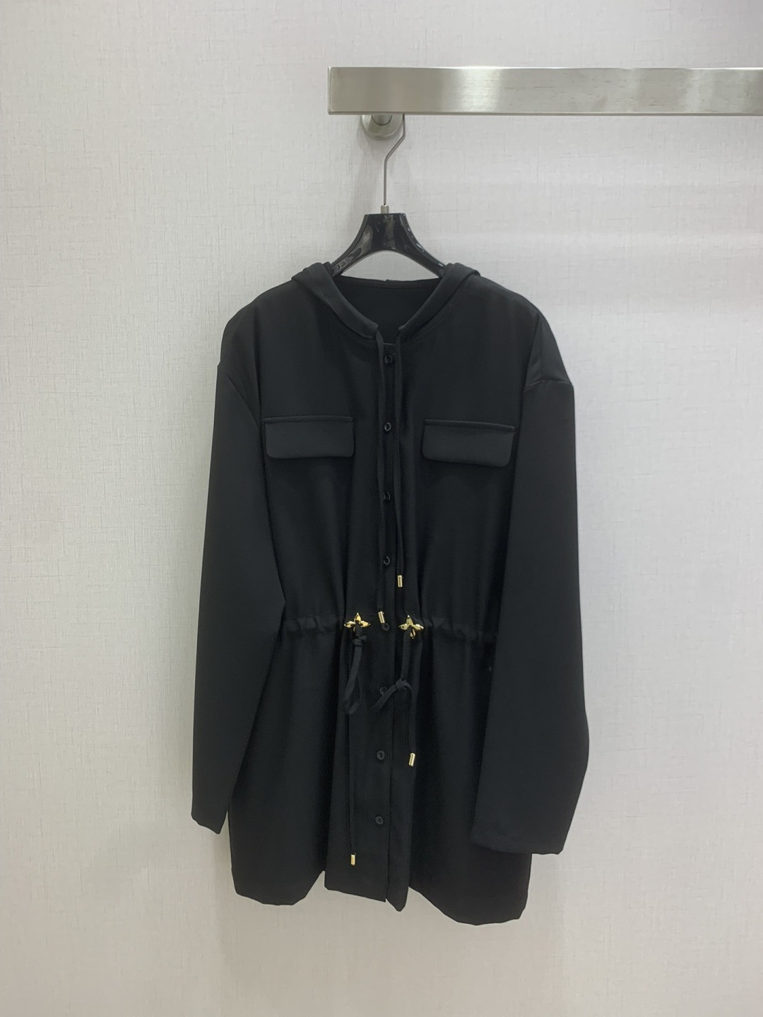 NO:738595,Highly recommended 26 early spring new style hooded gold coin drawstring dress. Fall in love with the high-end handmade workshop series at first sight. Very high-end imported high-density texture. Look at the details carefully. The upper body is very sassy. Clean and classy. It enhances the temperament~~ It is completely in accordance with the level of high-end ready-to-wear. It is impossible not to love it. A must-have for temperament girls. One color SMLXL code. High-quality ABC, skirts, hats,19860909强烈推荐 26早春新款 连帽金币抽绳连衣裙 一眼爱上高级手工坊系列款 非常高级的进口高密度质地 仔细看细节 上身非常飒 干净有品 提气质~~完全按照高定成衣水准 无法不爱 气质MM必入 一个色 SMLXL码 高品质ABC,,skirts,hats,,Women's clothing