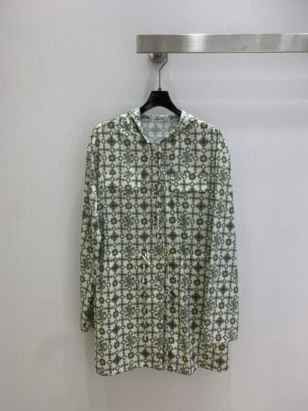 NO:738591,Highly recommended for the early spring of 26. All-over printed waist-length hooded long-sleeved dress. Penetration printing. Fall in love with the high-end handmade workshop series at first sight. Very high-end imported high-density texture. All-over jacquard fabric. Look at the details carefully. The upper body is very sassy. Clean and classy. Improves temperament~~ Completely in accordance with the level of high-end ready-to-wear. Can't help but love. Temperament MM must buy. One color SMLXL code. High-quality ABC, skirts, hats,19860909强烈推荐 26早春新款 满印收腰连帽长袖连衣裙 渗透印花 一眼爱上高级手工坊系列款 非常高级的进口高密度质地 满身提花面料 仔细看细节 上身非常飒 干净有品 提气质~~完全按照高定成衣水准 无法不爱 气质MM必入 一个色 SMLXL码 高品质ABC,,skirts,hats,,Women's clothing