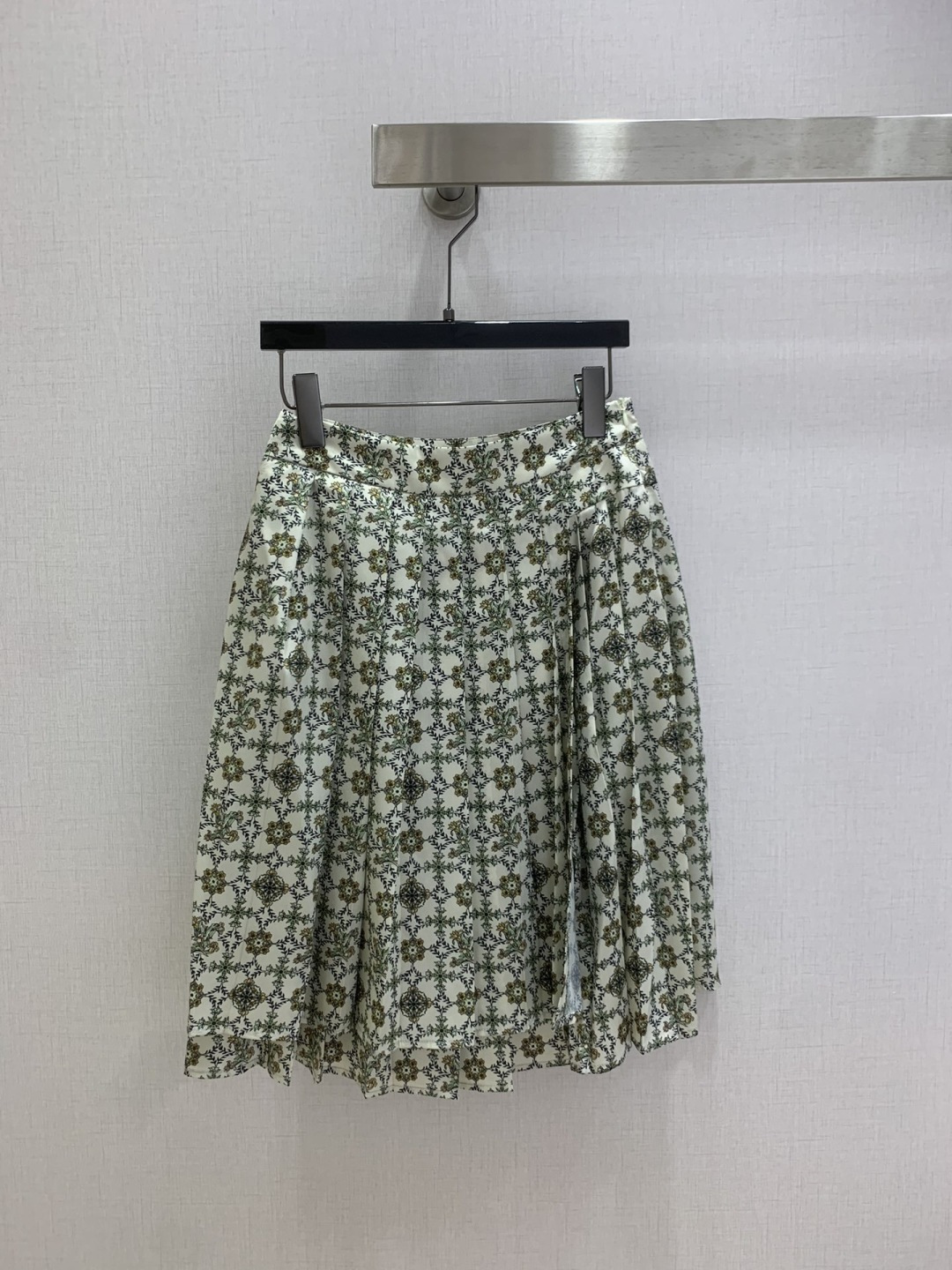 NO:738586,Highly recommended for the early spring of 26. All-over pleated long skirt. Penetration printing. Fall in love with the high-end handmade workshop series at first sight. Very high-end imported high-density texture. Full-body jacquard fabric. Look at the details carefully. The upper body is very sassy. Clean and classy. It enhances the temperament~~ It is completely in accordance with the level of high-end ready-to-wear. It is impossible not to love it. The temperament MM must buy it. One color, SMLXL code, high-quality ABC,,skirts,19860909强烈推荐 26早春新款 满印百褶长半裙 渗透印花 一眼爱上高级手工坊系列款 非常高级的进口高密度质地 满身提花面料 仔细看细节 上身非常飒 干净有品 提气质~~完全按照高定成衣水准 无法不爱 气质MM必入 一个色 SMLXL码 高品质ABC,,skirts,,Women's clothing