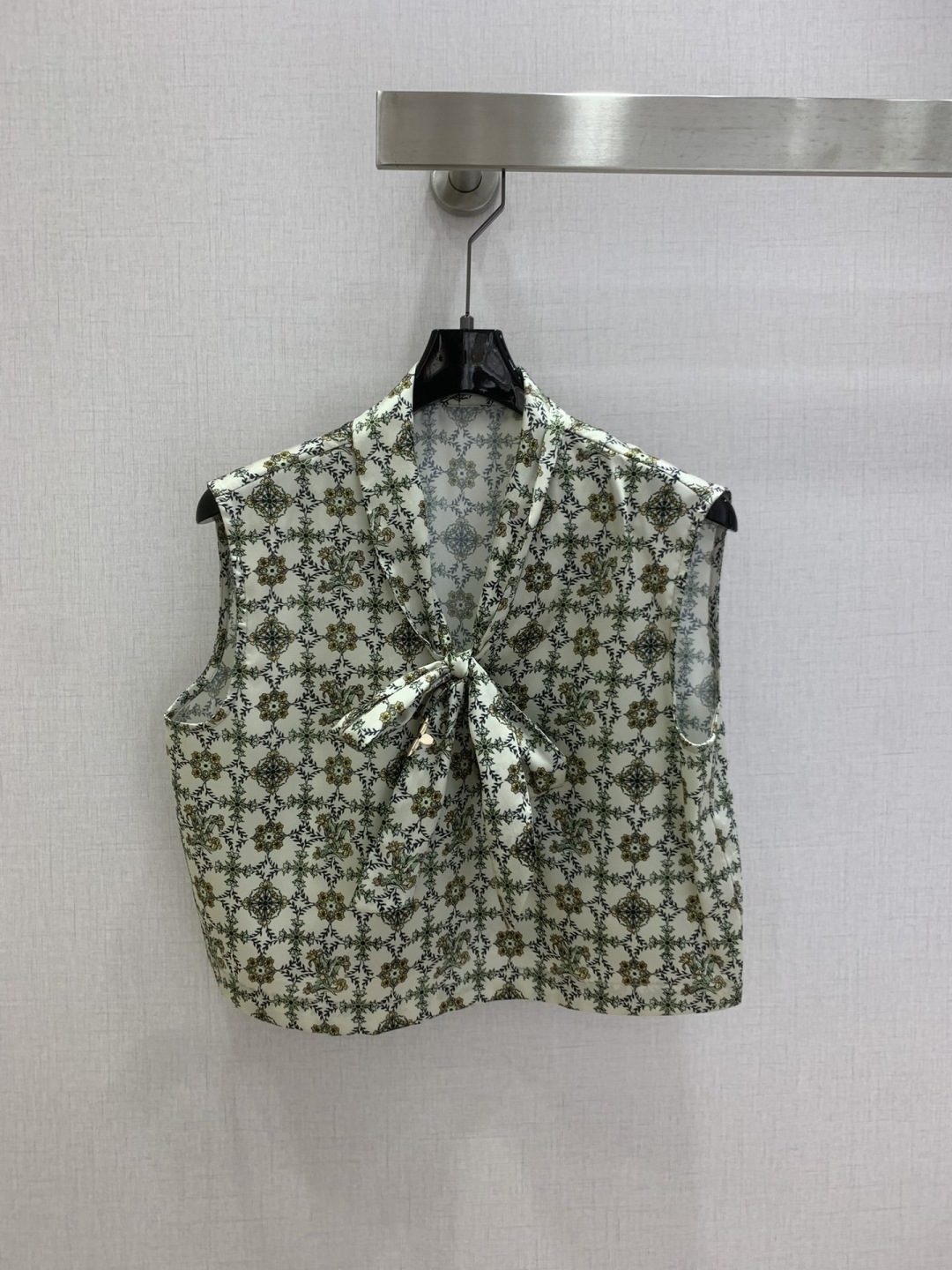 NO:738582,Highly recommended for the early spring of 26. All-over printed strapless sleeveless top. Penetration printing. Fall in love with the high-end handmade workshop series at first sight. Very high-end imported high-density texture. Full-body jacquard fabric. Look at the details carefully. The upper body is very sassy. Clean and classy. It enhances the temperament~~ It is completely in accordance with the level of high-end ready-to-wear. It is impossible not to love it. A must-have for temperament girls. One color, SMLXL code, high quality ABC,,19860909强烈推荐 26早春新款 满印系带无袖上衣 渗透印花 一眼爱上高级手工坊系列款 非常高级的进口高密度质地 满身提花面料 仔细看细节 上身非常飒 干净有品 提气质~~完全按照高定成衣水准 无法不爱 气质MM必入 一个色 SMLXL码 高品质ABC,,,Women's clothing