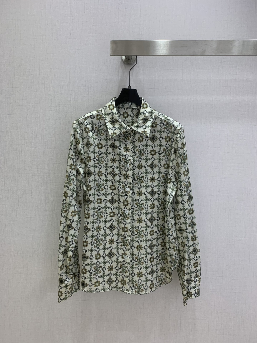 NO:738576,Highly recommended for the early spring of 26. All-over printed lapel long-sleeved shirt. Penetration printing. Fall in love with the high-end handmade workshop series at first sight. Very high-end imported high-density texture. All-over jacquard fabric. Look at the details carefully. The upper body is very sassy. Clean and classy. It enhances the temperament~~ It is completely in accordance with the level of high-end ready-to-wear. It is impossible not to love it. The temperament MM must buy. One color, SMLXL code, high quality ABC, shirts,19860909强烈推荐 26早春新款 满印翻领长袖衬衫 渗透印花 一眼爱上高级手工坊系列款 非常高级的进口高密度质地 满身提花面料 仔细看细节 上身非常飒 干净有品 提气质~~完全按照高定成衣水准 无法不爱 气质MM必入 一个色 SMLXL码 高品质ABC,,shirts,,Women's clothing