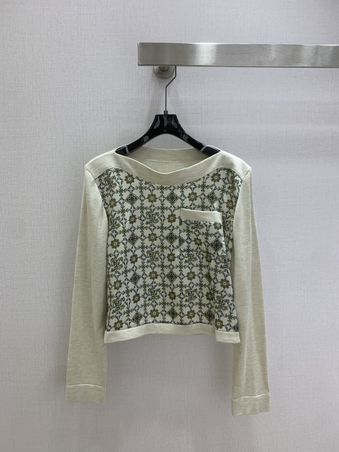 NO:738572,Highly recommended 26 early spring new style. Spliced ​​printed long-sleeved top. Penetration printing. Fall in love with the high-end handmade workshop series at first sight. Very high-end imported high-density texture. Full-body jacquard fabric. Look at the details carefully. The upper body is very sassy. Clean and classy. It enhances the temperament~~ It is completely in accordance with the level of high-end ready-to-wear. It is impossible not to love it. A must-have for temperament girls. One color, SMLXL code, high quality ABC,,19860909强烈推荐 26早春新款 拼接印花长袖上衣 渗透印花 一眼爱上高级手工坊系列款 非常高级的进口高密度质地 满身提花面料 仔细看细节 上身非常飒 干净有品 提气质~~完全按照高定成衣水准 无法不爱 气质MM必入 一个色 SMLXL码 高品质ABC,,,Women's clothing