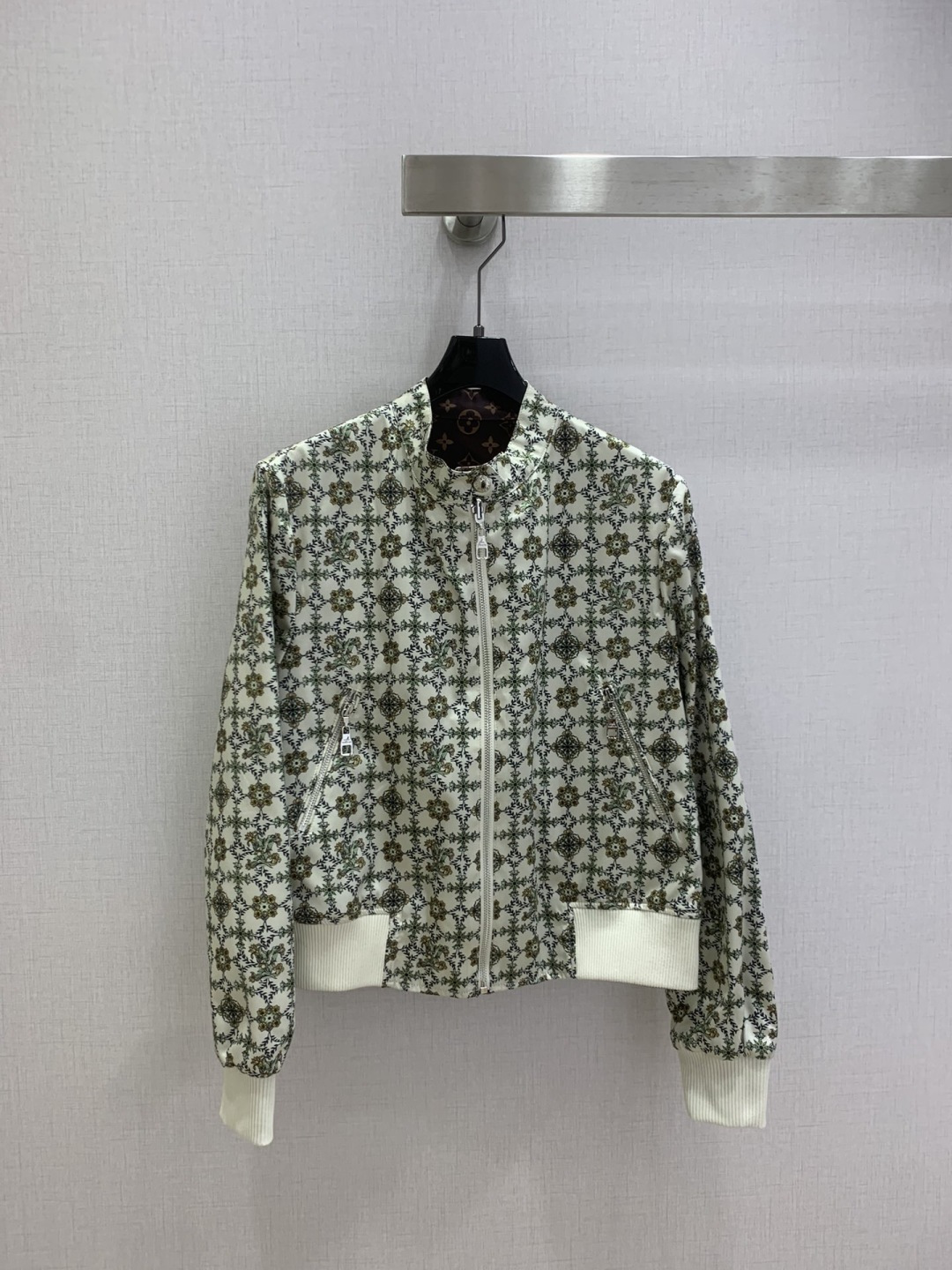 NO:738569,Highly recommended for the early spring of 26. All-over printed small stand-up collar jacket. Double-sided wear. Penetration printing. Fall in love with the high-end handmade workshop series at first sight. Very high-end imported high-density texture. Full-body jacquard fabric. Look at the details carefully. The upper body is very sassy. Clean and classy. Improves temperament~~ Completely follows the level of high-end ready-to-wear. Can't help but love. Temperament MM must buy. Two colors SMLXL code. High-quality ABC,,jackets & coats,jackets & coats,19860909强烈推荐 26早春新款 满印小立领夹克外套 双面穿 渗透印花 一眼爱上高级手工坊系列款 非常高级的进口高密度质地 满身提花面料 仔细看细节 上身非常飒 干净有品 提气质~~完全按照高定成衣水准 无法不爱 气质MM必入 两个色 SMLXL码 高品质ABC,,jackets & coats,jackets & coats,,Women's clothing