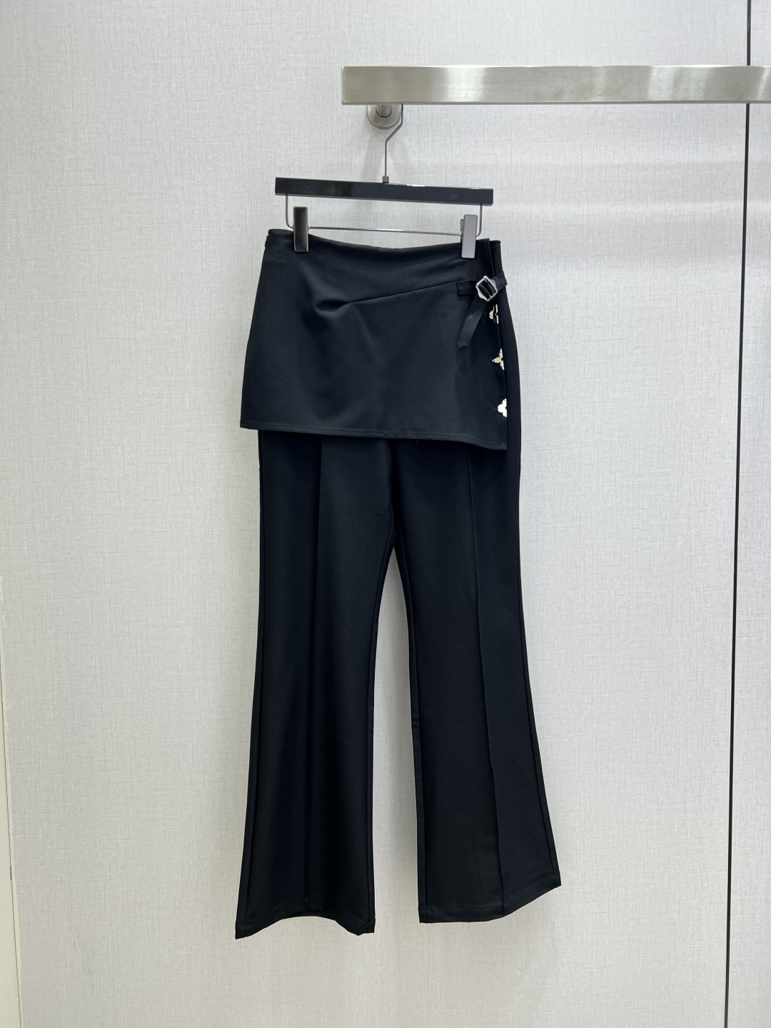 NO:738555,Highly recommended 26 early spring new style gold coin culottes and slightly flared trousers. Fashionable and easy-to-wear walking casual trousers. Versatile style. Advanced customization. Comfortable fabrics. Casual and free!  Not only is the color beautiful, the texture is also great!  Retro and fashionable, it can be worn by all body types!  One color SML code high quality ABC,,skirts,19860909强烈推荐 26早春新款 金币裤裙微喇长裤 时髦好穿度爆棚的行走的休闲裤 风格百搭 高级定制 舒适的面料 随性洒脱！不旦颜色美,质感也敲好！复古又时尚 各种身材都可以驾驭！一个色 SML码 高品质ABC,,skirts,,Women's clothing