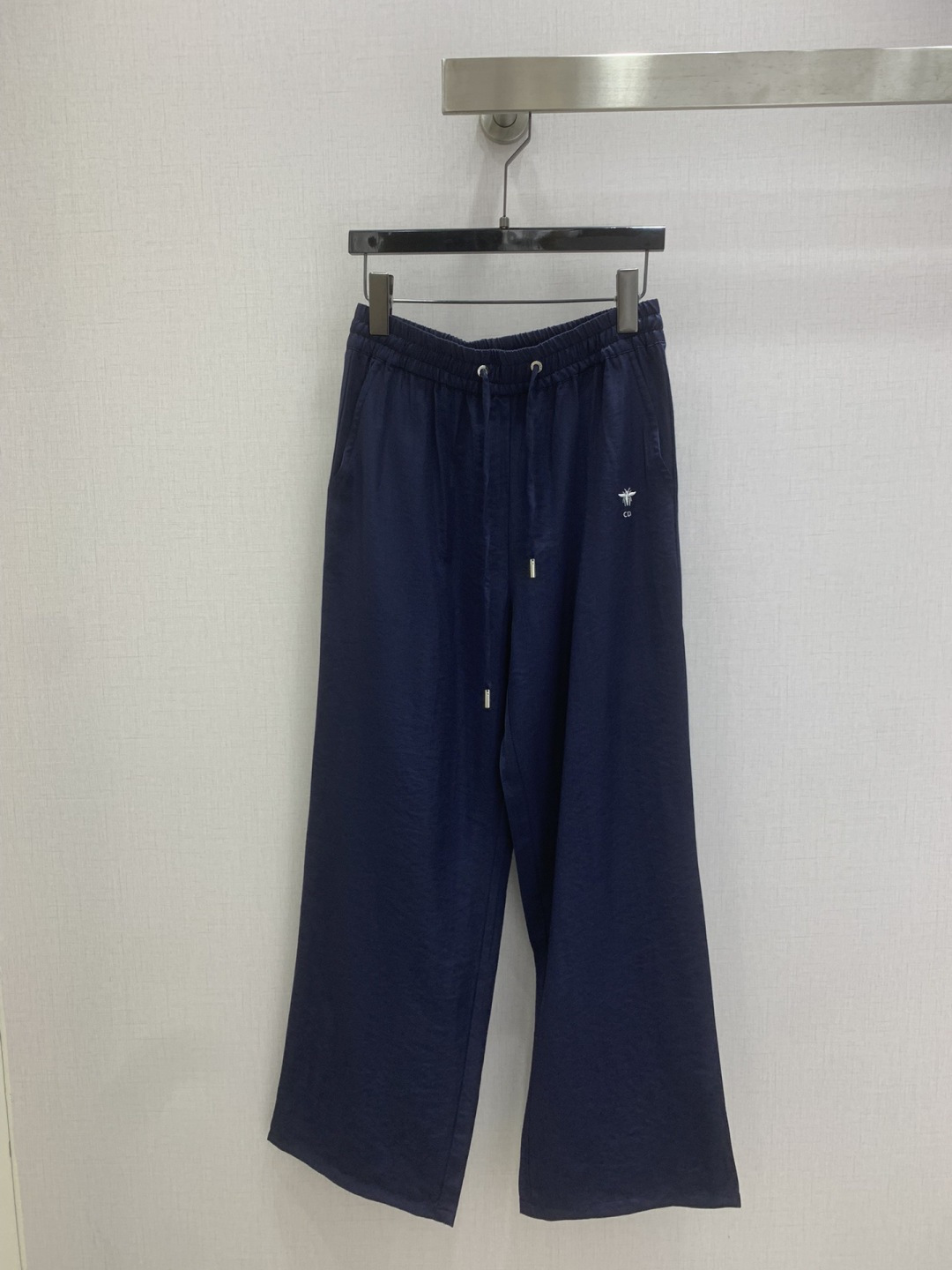 NO:738552,Highly recommended 26 early spring new style drawstring wide-leg trousers with drawstring waist, covering the hips and slimming, comfortable and comfortable, little bee embroidery decoration one color SML code high quality ABC,,19860909强烈推荐 26早春新款 抽绳阔腿长裤 抽绳腰,遮胯显瘦,舒适自在, 小蜜蜂刺绣装饰 一个色 SML码 高品质ABC,,,Women's clothing