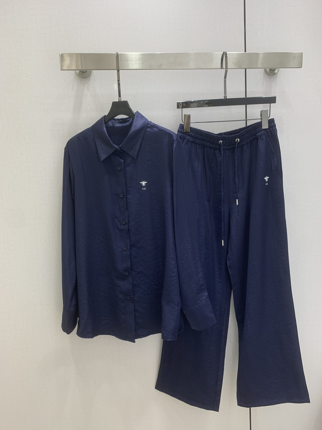 NO:738547,Highly recommended 26 early spring new model, lapel bee embroidery shirt, light and slightly translucent fabric, breathable and not stuffy, refreshing to wear in spring and summer, little bee embroidery, one color SML code, high quality ABC, shirts,19860909强烈推荐 26早春新款 翻领蜜蜂刺绣衬衫 轻薄微透面料,透气不闷,春夏穿也清爽,小蜜蜂刺绣 一个色 SML码 高品质ABC,,shirts,,Women's clothing