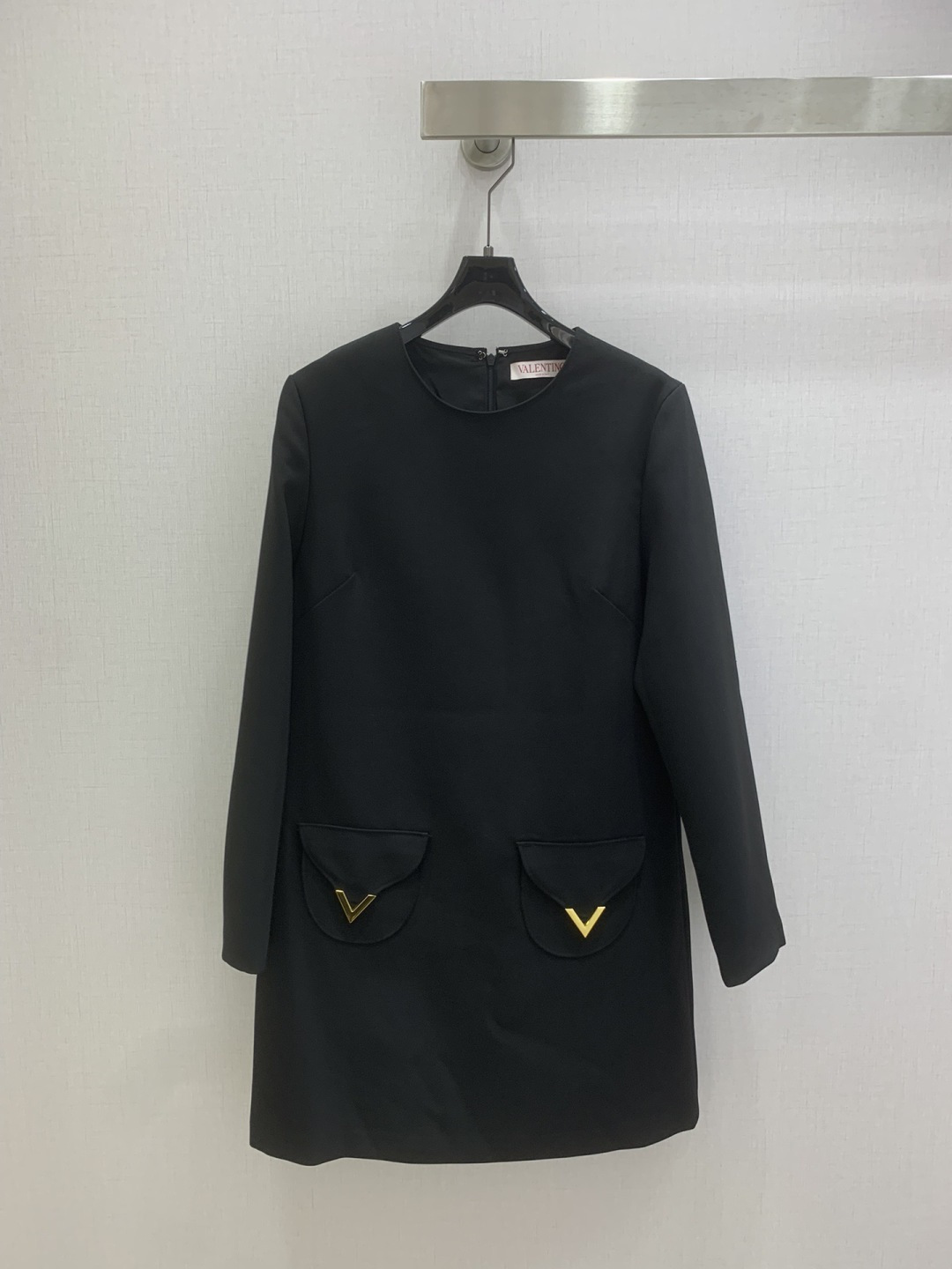 NO:738566,Highly recommended for early spring 26, the new hardware double-pocket long-sleeved dress is classic and stylish. It can be used perfectly in all kinds of styles ~ high-end ready-to-wear style, the details are so beautiful!  Exquisite and everyday, easy to control!  The texture is great!  Age reduction, fashion, casual girly feel, two colors SML code, high quality ABC,,skirts,19860909强烈推荐 26早春新款 五金双口袋长袖连衣裙 经典又有型 各种都能完美驾驭～高级成衣做法,细节美到爆！精美又日常,轻松驾驭！质感棒棒哒！减龄 时尚 休闲少女感,两个色 SML码 高品质ABC,,skirts,,Women's clothing