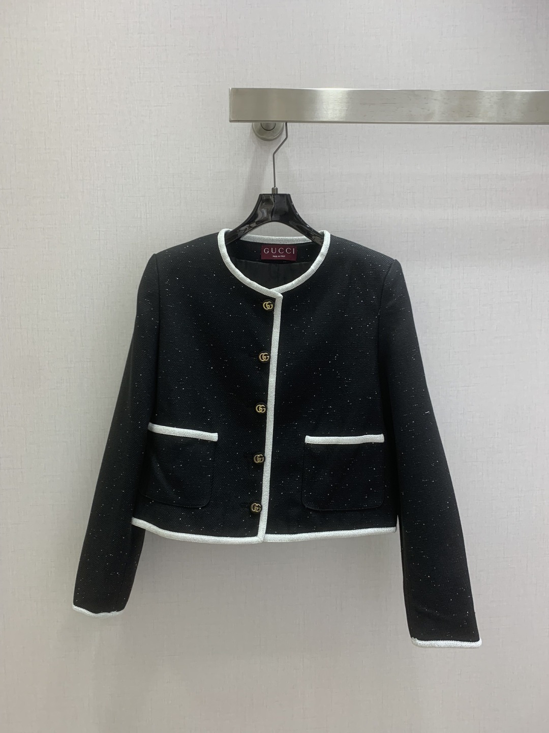 NO:738557,Highly recommended 26 early spring new style. Contrasting color fine glitter round neck jacket. High-end custom fine glitter tweed fabric. High-end black color. Three-dimensional tailoring. The upper body is slimming. Elegant and playful. A must-have high-end item for white and rich beauty. Easily manage daily commuting or attending various events. One color SML code. High quality ABC,,jackets & coats,19860909强烈推荐 26早春新款 撞色细闪圆领外套 高级定制细闪粗呢面料 高级感黑色系 立体剪裁 版型上身巨显瘦 气质优雅俏皮白富美必备高级单品 日常通勤或出席各种活动都轻松驾驭 一个色 SML码 高品质ABC,,jackets & coats,,Women's clothing