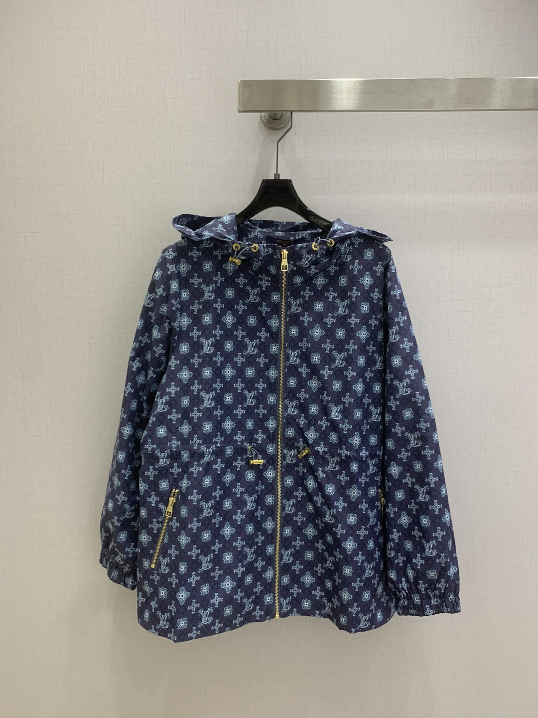 NO:739057,Highly recommended 26 early spring new style hooded drawstring waist jacket, presbyopic printed fabric, zipper pocket decoration on both sides, drawstring waist style, exquisite details, one color SML code, high quality ABC,, jackets & coats, hats,19860909强烈推荐 26早春新款 连帽抽绳束腰外套 老花印花面料 两侧拉链口袋装饰 抽绳束腰版型 细节精致 一个色 SML码 高品质ABC,,jackets & coats,hats,,Women's clothing