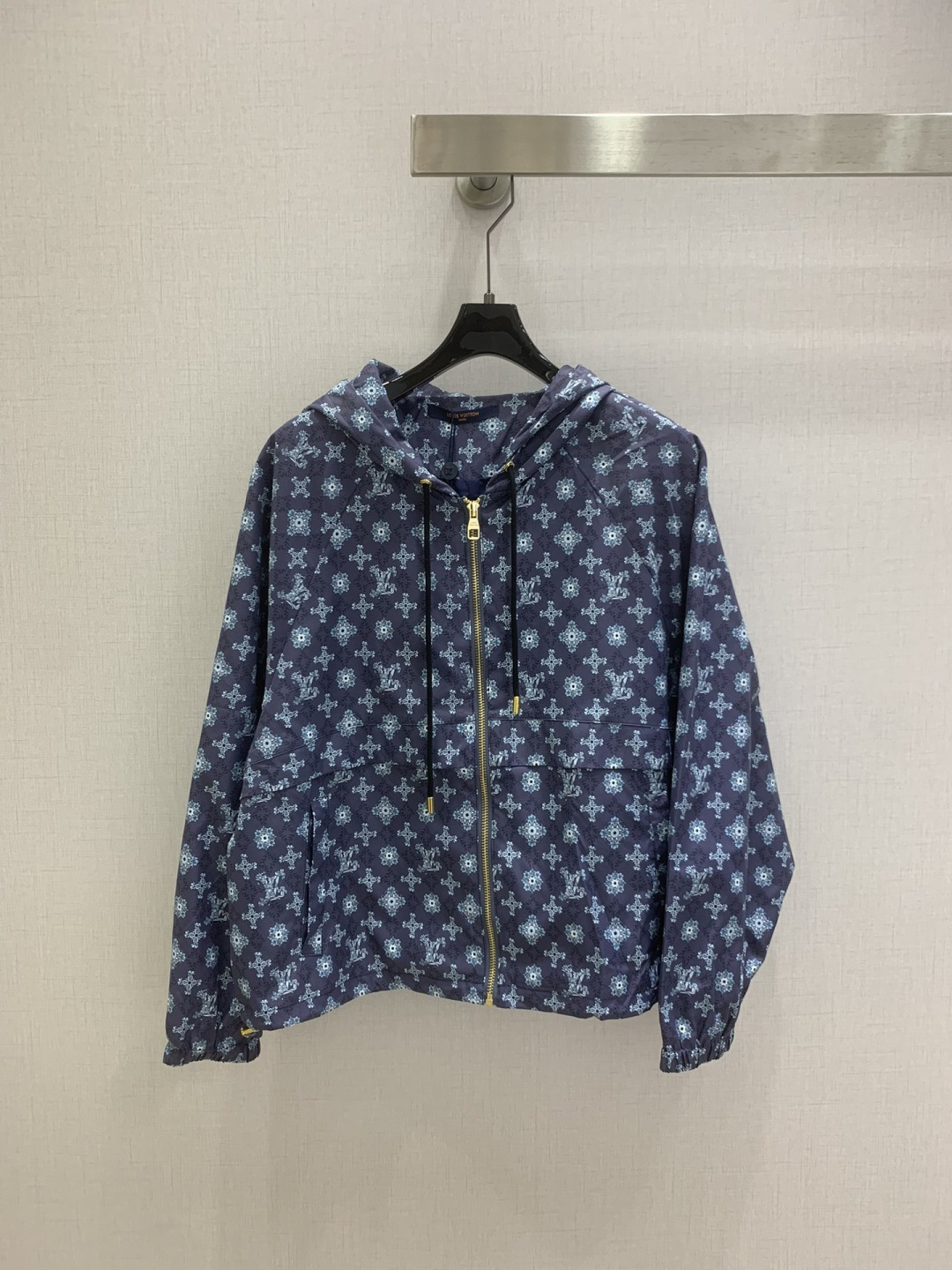 NO:739042,Highly recommended 26 early spring new style hooded short jacket, presbyopic printed fabric, zipper pockets on both sides with exquisite decorative details, one color SML code, high quality ABC,,jackets & coats,hats,19860909强烈推荐 26早春新款 连帽短款外套 老花印花面料 两侧拉链口袋装饰细节精致 一个色 SML码 高品质ABC,,jackets & coats,hats,,Women's clothing