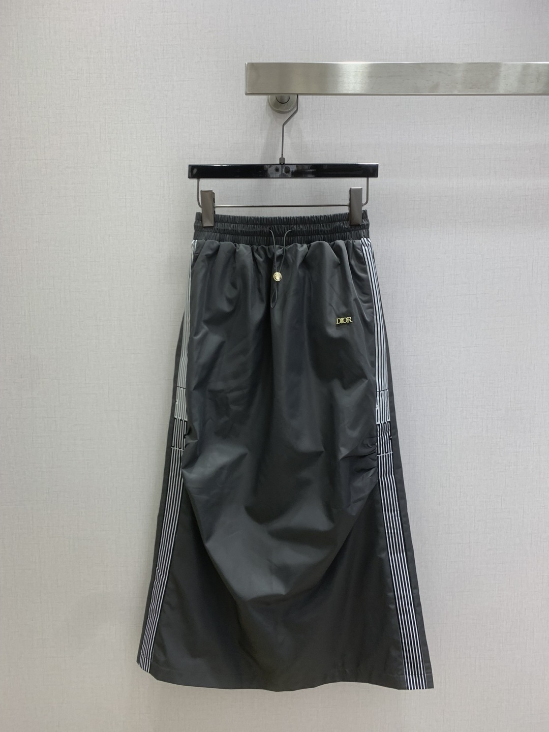 NO:739047,Highly recommended 26 early spring new style, letter web drawstring long skirt, small letter logo decoration, side stripe web splicing, simple and elegant, two colors SML code, high quality ABC,,skirts,19860909强烈推荐 26早春新款 字母织带抽绳长半裙 字母小徽标装饰 侧边条纹织带拼接 简约大方 两个色 SML码 高品质ABC,,skirts,,Women's clothing