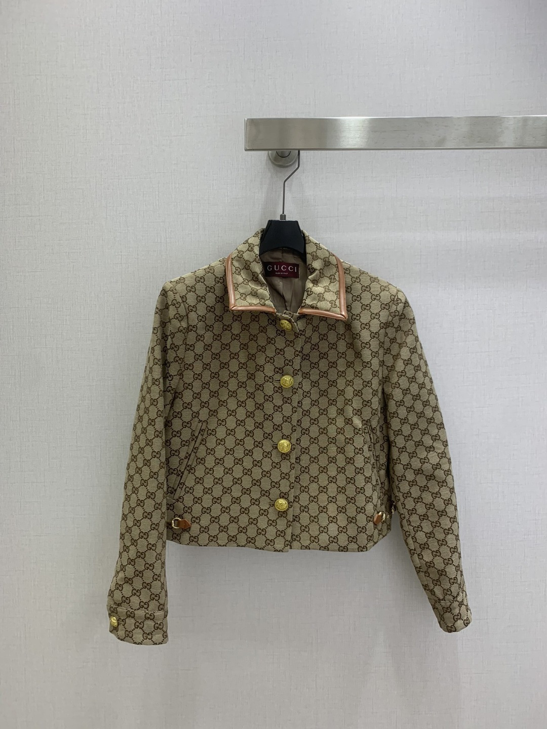 NO:739061,Highly recommended for the early spring of 26, the new patterned lapel leather buckle chain jacket has a classic design, the upper body is exquisite and capable, and it can be matched with ease!  The customized imported fabrics are crisp and stylish, with a full sense of high-end. They are full of texture and fashionable. It is recommended to buy!  One color SML code High quality ABC,,jackets & coats,19860909强烈推荐 26早春新款 老花翻领皮扣链条外套 经典款设计,上身精致又干练得体,搭配起来随心应手！定制的进口面料挺括有型,满满的高级感.质感十足,时尚潮流,推荐入手！一个色 SML码 高品质ABC,,jackets & coats,,Women's clothing