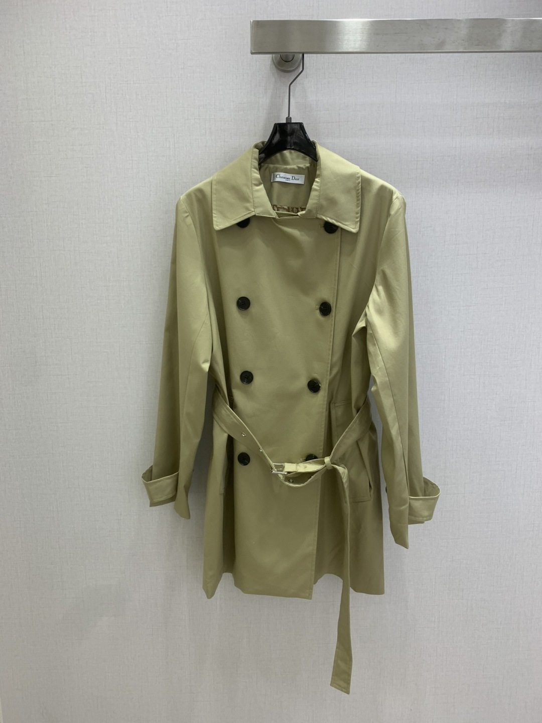 NO:739051,Highly recommended for early spring 26, the new lapel double-breasted windbreaker jacket has British style and classic design. The upper body is exquisite and capable, and it can be matched with ease!  The customized imported fabrics are crisp and stylish, with a full sense of high-end. Full of texture and fashionable, it is recommended to buy!  The quality of workmanship depends on the details. One color SML code. High quality ABC, jackets & coats,19860909强烈推荐 26早春新款 翻领双排扣风衣外套 英伦风气质 经典款设计 上身精致又干练得体,搭配起来随心应手！定制的进口面料挺括有型 满满的高级感.质感十足,时尚潮流 ,推荐入手！ 做工品质看细节 一个色 SML码 高品质ABC,,jackets & coats,,Women's clothing