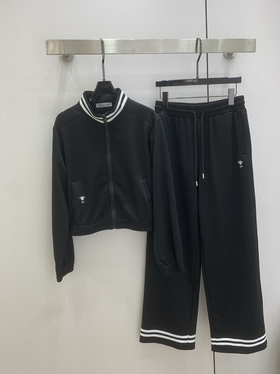 NO:739046,Highly recommended for early spring 26, the stand-up collar contrasting color casual suit can be worn by everyone. High-density fashionable casual style. Vintage is handsome. Medieval style. It meets the dual needs of comfort and fashion and can be integrated into every daily dressing scene. Playful and age-reducing design elements full of vitality. Two colors. SML code. High-quality ABC.19860909强烈推荐 26早春新款 立领撞色休闲套装 人人都能驾驭 高密度时髦休闲风 Vintage帅气 中古风 贴合舒适与时髦的双需求能融入每个日常的穿搭场景中.俏皮减龄充满元气的设计元素 两个色 SML码 高品质ABC,,,Women's clothing