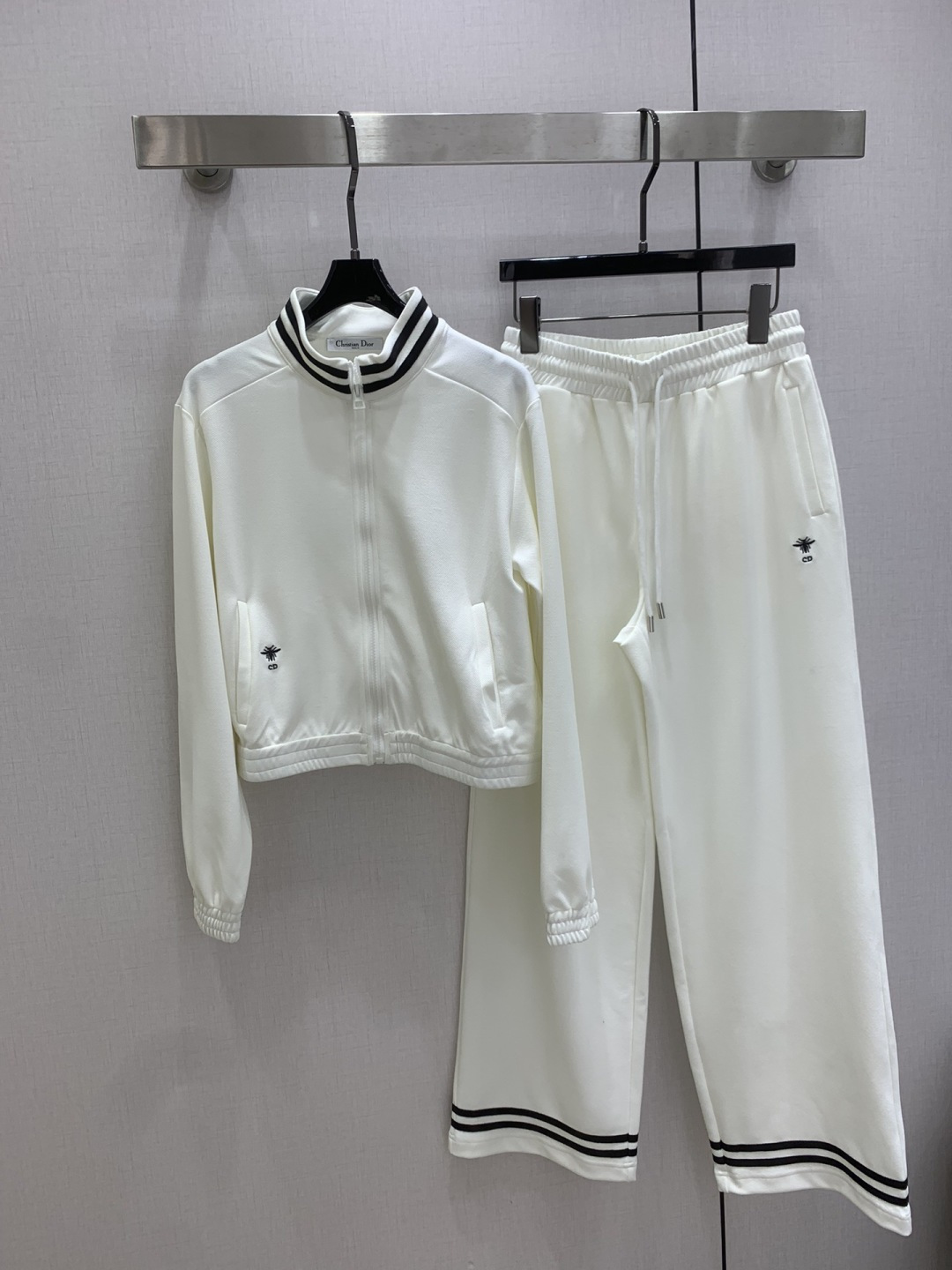 NO:739041,Highly recommended for early spring 26, the stand-up collar contrasting color casual suit can be worn by everyone. High-density fashionable casual style. Vintage is handsome. Medieval style. It meets the dual needs of comfort and fashion and can be integrated into every daily dressing scene. Playful and age-reducing design elements full of vitality. Two colors. SML code. High-quality ABC.19860909强烈推荐 26早春新款 立领撞色休闲套装 人人都能驾驭 高密度时髦休闲风 Vintage帅气 中古风 贴合舒适与时髦的双需求能融入每个日常的穿搭场景中.俏皮减龄充满元气的设计元素 两个色 SML码 高品质ABC,,,Women's clothing