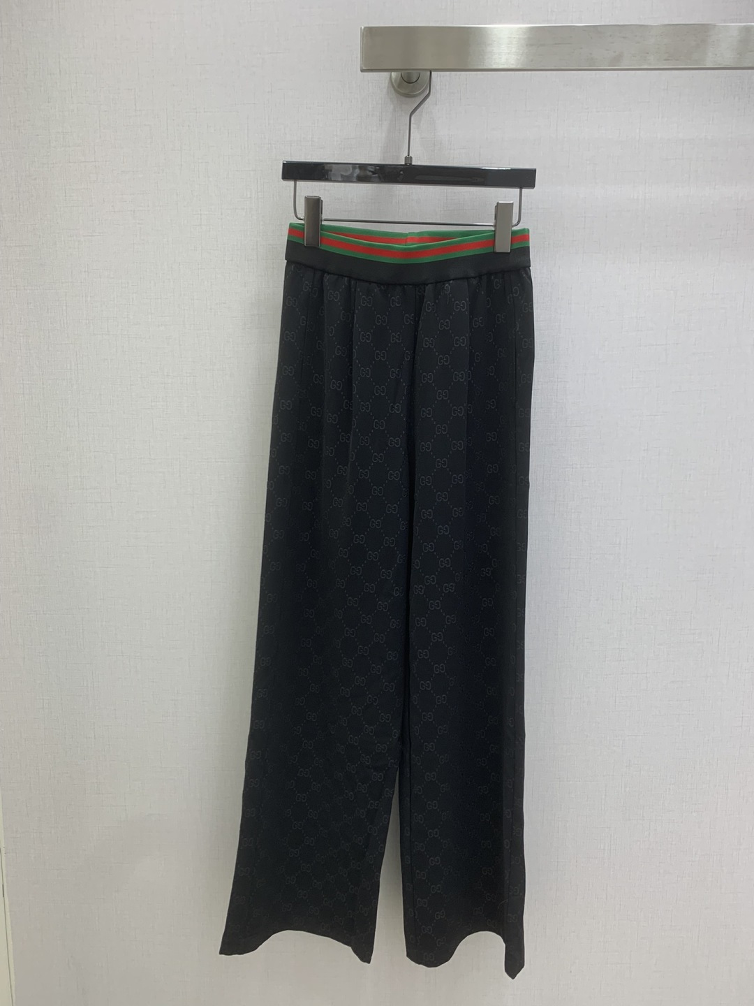 NO:739039,Highly recommend the new 26 early spring webbing jacquard wide-leg trousers. You are not picky about your body shape. The upper body is particularly good!  The style of the matching is also very versatile. Exquisite advanced customization. The texture of the fabric is awesome. Retro and elegant. The upper body is cool and handsome, age-reducing and fashionable. Two colors. SML code. High quality ABC,,19860909强烈推荐 26早春新款 织带提花阔腿长裤 不挑剔身形要求 上身特别赞！搭配的风格也很通吃 精致高级定制 富有肌理感的面料质感超赞 复古优雅 上身酷帅减龄时髦精 两个色 SML码 高品质ABC,,,Women's clothing