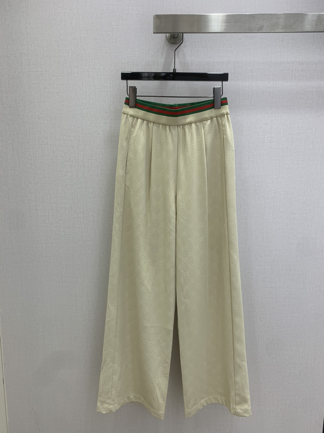 NO:739036,Highly recommend the new 26 early spring webbing jacquard wide-leg trousers. You are not picky about your body shape. The upper body is particularly good!  The style of the matching is also very versatile. Exquisite advanced customization. The texture of the fabric is awesome. Retro and elegant. The upper body is cool and handsome, age-reducing and fashionable. Two colors. SML code. High quality ABC,,19860909强烈推荐 26早春新款 织带提花阔腿长裤 不挑剔身形要求 上身特别赞！搭配的风格也很通吃 精致高级定制 富有肌理感的面料质感超赞 复古优雅 上身酷帅减龄时髦精 两个色 SML码 高品质ABC,,,Women's clothing