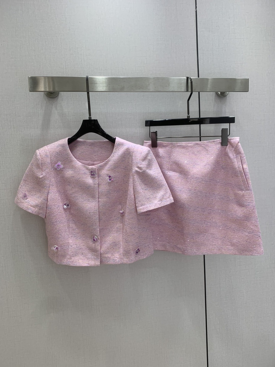 NO:739032,Highly recommended 26 early spring new flower beaded skirt suit, classic and stylish, has its own aura, the fabric texture is very nice, fashionable and high-end, the color is super positive, the upper body is white and slim, it has a cool and handsome series, the upper body is full of aura when walking, the length is just right, easy to control, one color, SMLXL code, high quality ABC,,skirts,19860909强烈推荐 26早春新款 花朵钉珠半裙套装 经典又有型 自带气场 面料质感很奈斯 时髦又高级 颜色超级正 上身显白又显瘦 自带酷帅感的系列 走路都带风上身气场全开 长度恰到好处 轻松驾驭 一个色 SMLXL码 高品质ABC,,skirts,,Women's clothing