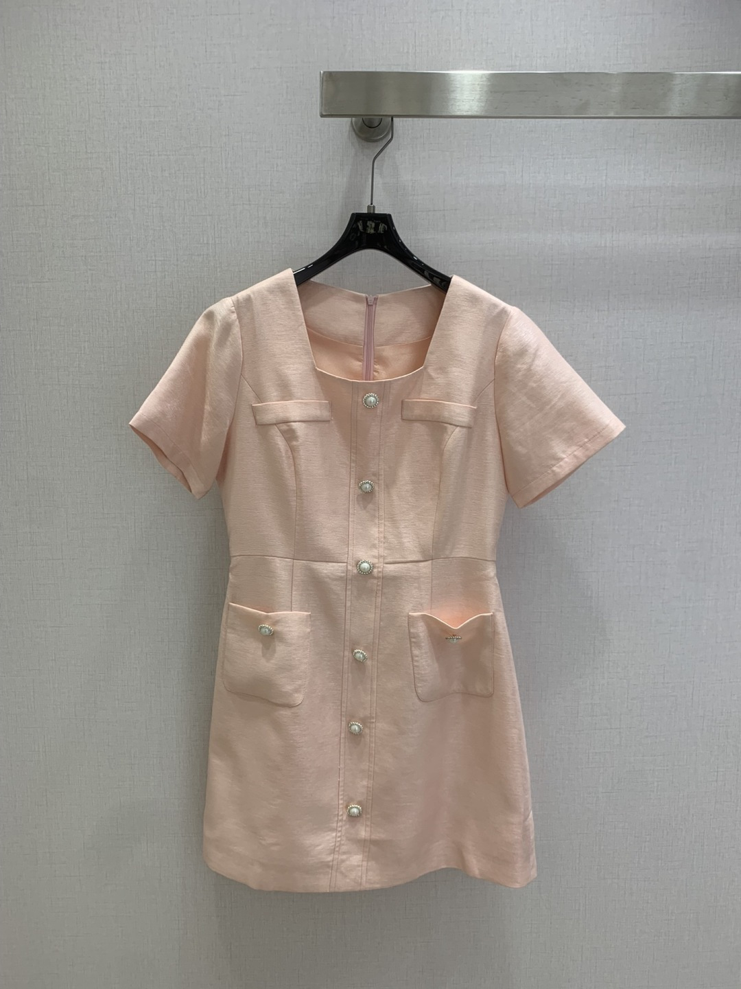 NO:739024,Highly recommended for the early spring of 26. Double pocket short-sleeved dress. Classic style. I fell in love with it at first sight. The pattern design can well modify the neck line and immediately improve the temperament of the upper body. Customized buttons. The pattern is very beautiful on the upper body. The color is super white. Two colors. SMLXL code. High quality ABC, skirts, T-shirt,19860909强烈推荐 26早春新款 双口袋短袖连衣裙 经典造型 一眼就爱上了,版型设计能很好的修饰颈部线条,上身气质立马提升,定制纽扣,版型上身巨好看,颜色超显白 两个色 SMLXL码 高品质ABC,,skirts,T-shirt,,Women's clothing