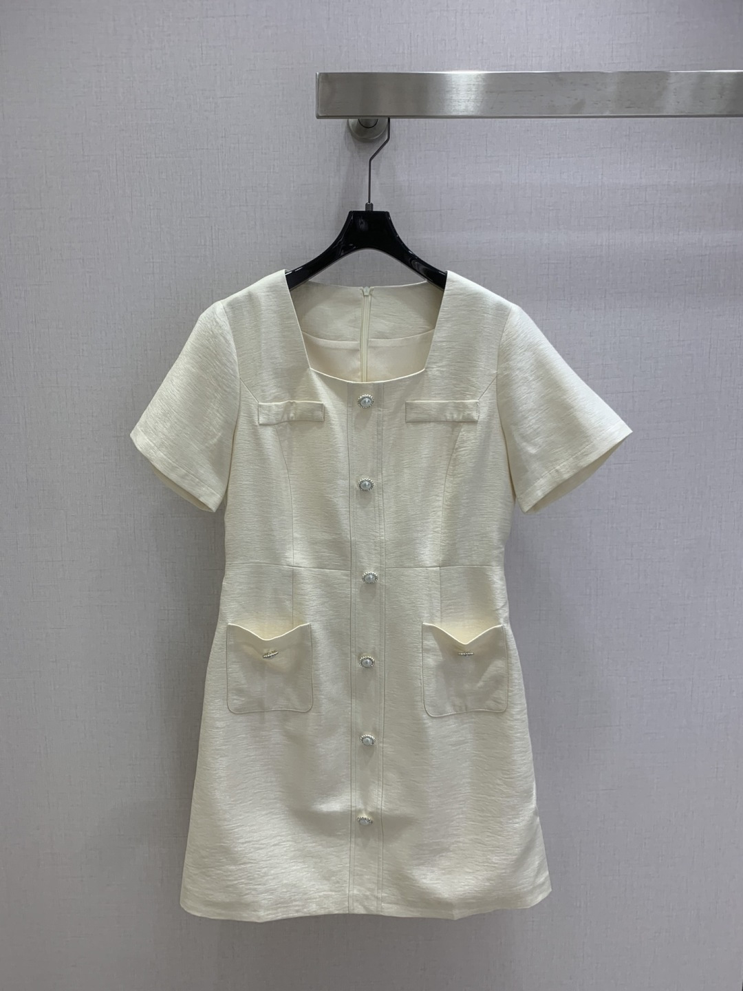 NO:739038,Highly recommended for the early spring of 26. Double pocket short-sleeved dress. Classic style. I fell in love with it at first sight. The pattern design can well modify the neck line and immediately improve the temperament of the upper body. Customized buttons. The pattern is very beautiful on the upper body. The color is super white. Two colors. SMLXL code. High quality ABC, skirts, T-shirt,19860909强烈推荐 26早春新款 双口袋短袖连衣裙 经典造型 一眼就爱上了,版型设计能很好的修饰颈部线条,上身气质立马提升,定制纽扣,版型上身巨好看,颜色超显白 两个色 SMLXL码 高品质ABC,,skirts,T-shirt,,Women's clothing