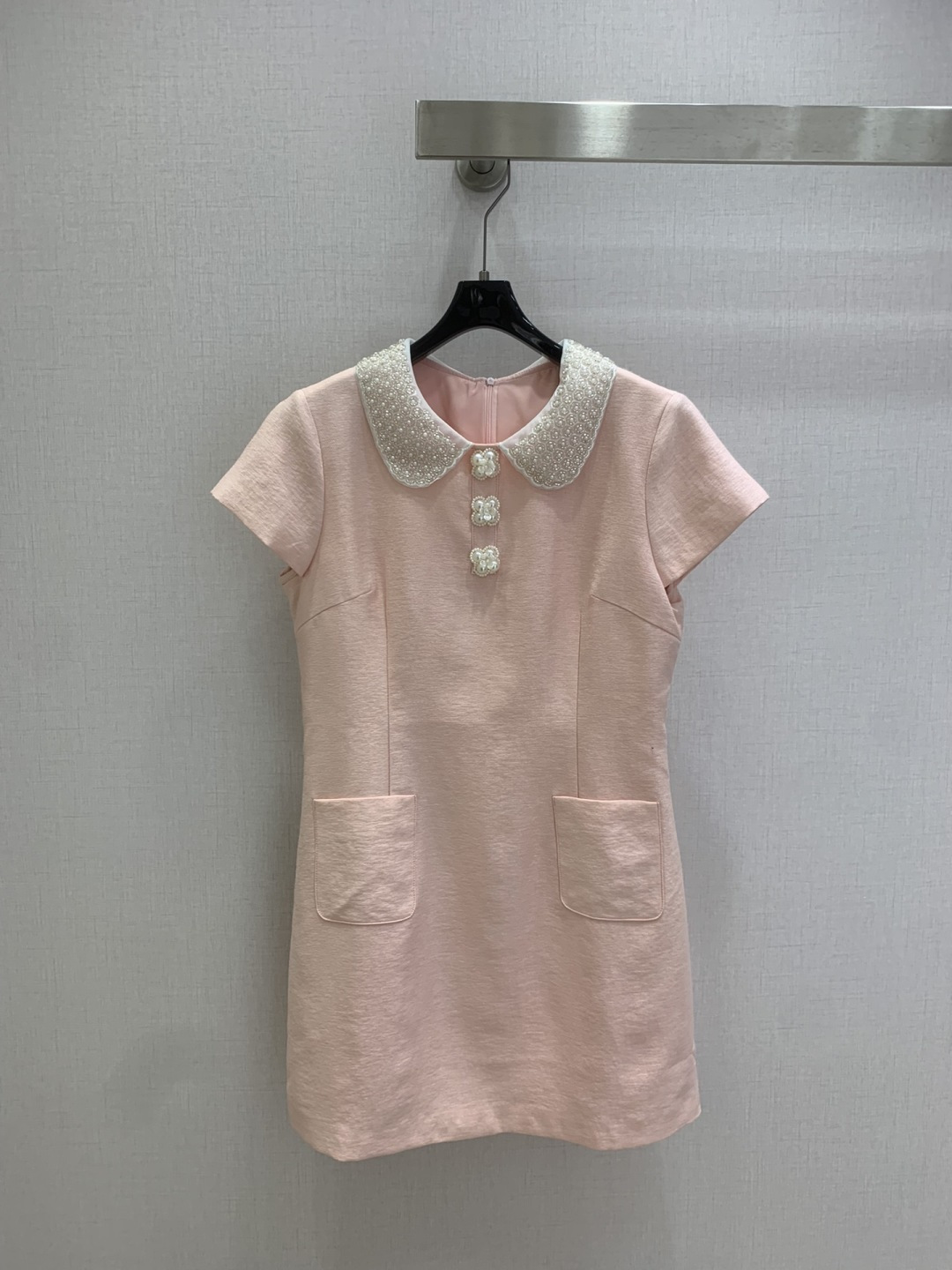 NO:739035,Highly recommended 26 early spring new style lapel beaded pocket dress. The upper body's temperament will be immediately improved. Customized buttons. The shape of the upper body is very beautiful. The color is super white. One color SMLXL code. High quality ABC, skirts,19860909强烈推荐 26早春新款 翻领钉珠口袋连衣裙 上身气质立马提升,定制纽扣,版型上身巨好看,颜色超显白 一个色 SMLXL码 高品质ABC,,skirts,,Women's clothing