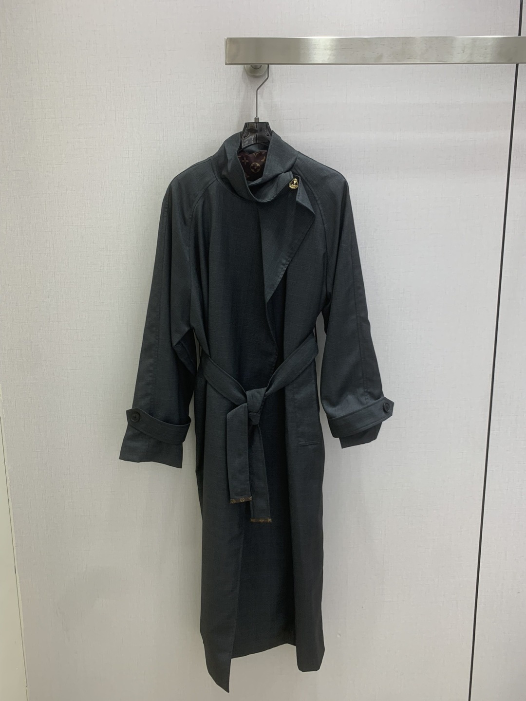 NO:739006,Highly recommended for the early spring of 26. The stand-up collar irregular strap coat coat has a full sense of fashion and high-end. The big pull style has its own aura. The texture is very nice. It is fashionable and high-end. The color is super positive. The upper body looks white and slim. A classic series with its own beauty. You can walk with wind and the upper body is full of aura. The length is just right. One color SMLXL code. High quality ABC,,jackets & coats,19860909强烈推荐 26早春新款 立领不规则系带大衣外套 上身就是满满的时髦高级感 巨拉风 自带气场 质感很奈斯 时髦又高级 颜色超级正 上身显白又显瘦 自带美感的经典系列 走路都带风上身气场全开 长度恰到好处 一个色 SMLXL码 高品质ABC,,jackets & coats,,Women's clothing