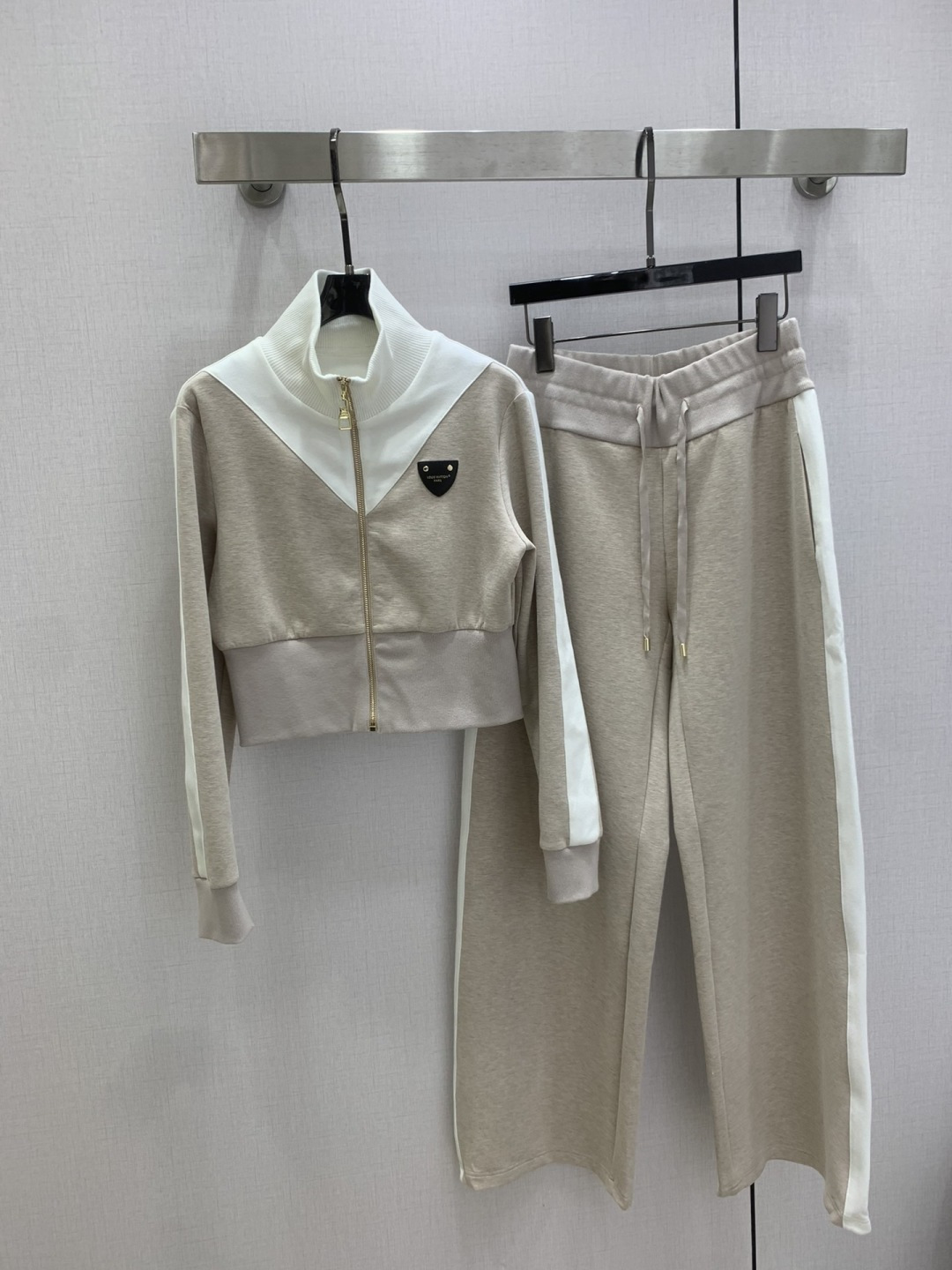 NO:739001,Highly recommended 26 early spring new model, stand-up collar slim fit suit. The texture is very nice, fashionable and high-end. The color is super positive. The upper body looks white and slim. A classic series with its own beauty. The upper body is full of aura when walking. The length is just right. One color, SMLXL code, high quality ABC,,19860909强烈推荐 26早春新款 立领修身套装 质感很奈斯 时髦又高级 颜色超级正 上身显白又显瘦 自带美感的经典系列 走路都带风上身气场全开 长度恰到好处 一个色 SMLXL码 高品质ABC,,,Women's clothing