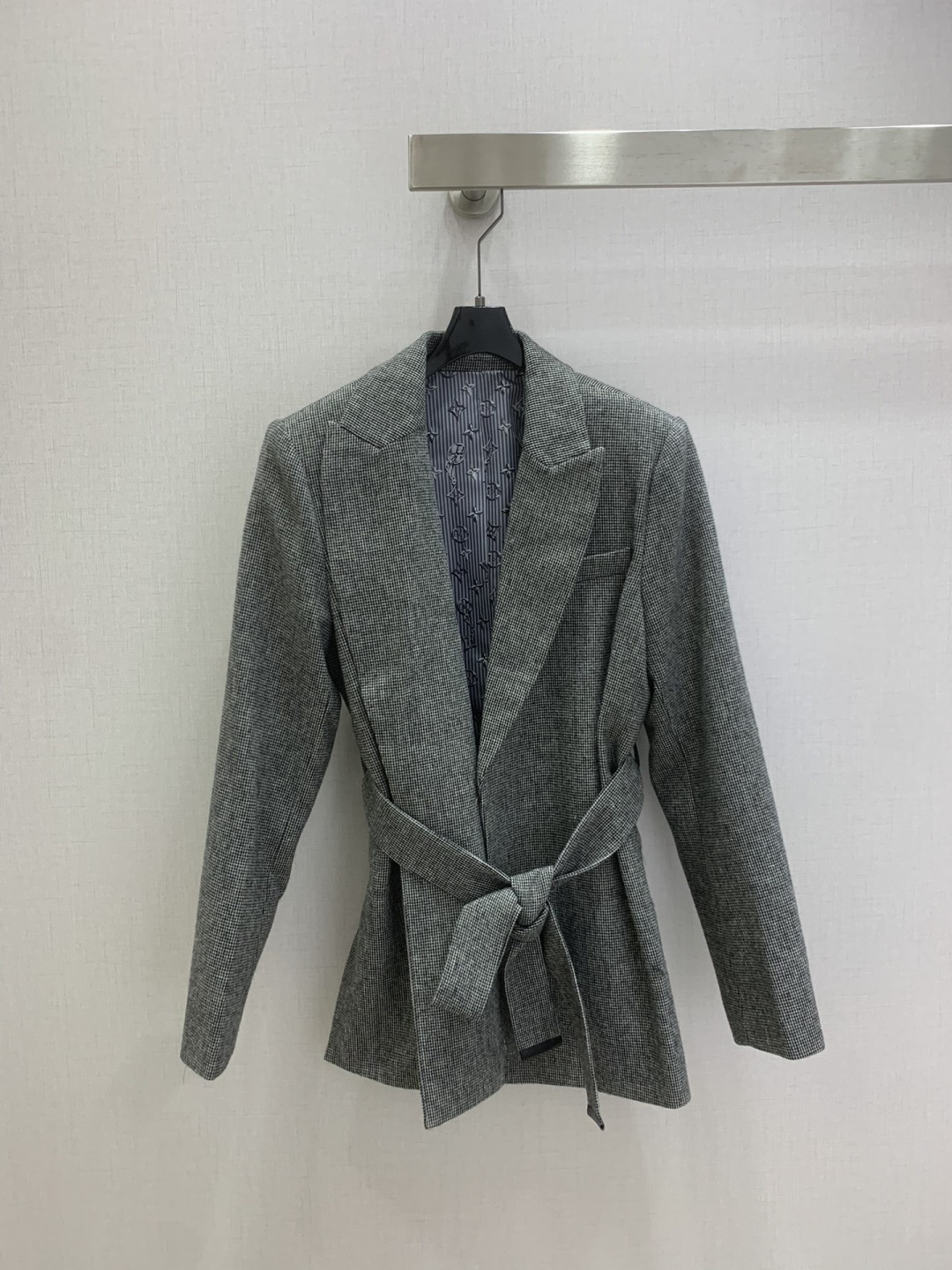 NO:738995,Highly recommended for the early spring of 26. Lapel lace-up suit jacket with leather buckle belt long skirt. Batch separately. The upper body is full of fashion and high-end. The giant pull style has its own aura. The texture is very nice. Fashionable and high-end. The color is super positive. The upper body is white and slim. The classic series with its own beauty. Walking with wind, the upper body is full of aura. The length is just right. One color SMLXL code. High quality, skirts, jackets & coats, business suit,19860909强烈推荐 26早春新款 翻领系带西装外套拼接皮扣腰带长半裙 分开批 上身就是满满的时髦高级感 巨拉风 自带气场 质感很奈斯 时髦又高级 颜色超级正 上身显白又显瘦 自带美感的经典系列 走路都带风上身气场全开 长度恰到好处 一个色 SMLXL码 高品质外,,skirts,jackets & coats,business suit,,Women's clothing