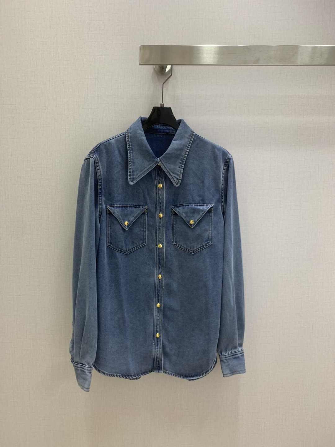 NO:739062,Highly recommended 26 early spring new denim shirt jacket, produced in the high-end series ~ super fashionable new denim denim, with unique color tones, cool and sassy on the upper body, fine texture, natural cotton feel, muscular yet soft, super beautiful!  The details and workmanship are super good, new products are in stock, one color SML code, high quality ABC, jackets & coats, shirts,19860909强烈推荐 26早春新款 牛仔衬衫外套 高版系列出品~超时髦新款丹宁牛仔 个性色调上身又酷又飒爽 纹理细腻,棉感自然,既有筋骨感又不失柔软,超级漂亮！细节做工超级好,新品现货开抢 一个色 SML码 高品质ABC,,jackets & coats,shirts,,Women's clothing