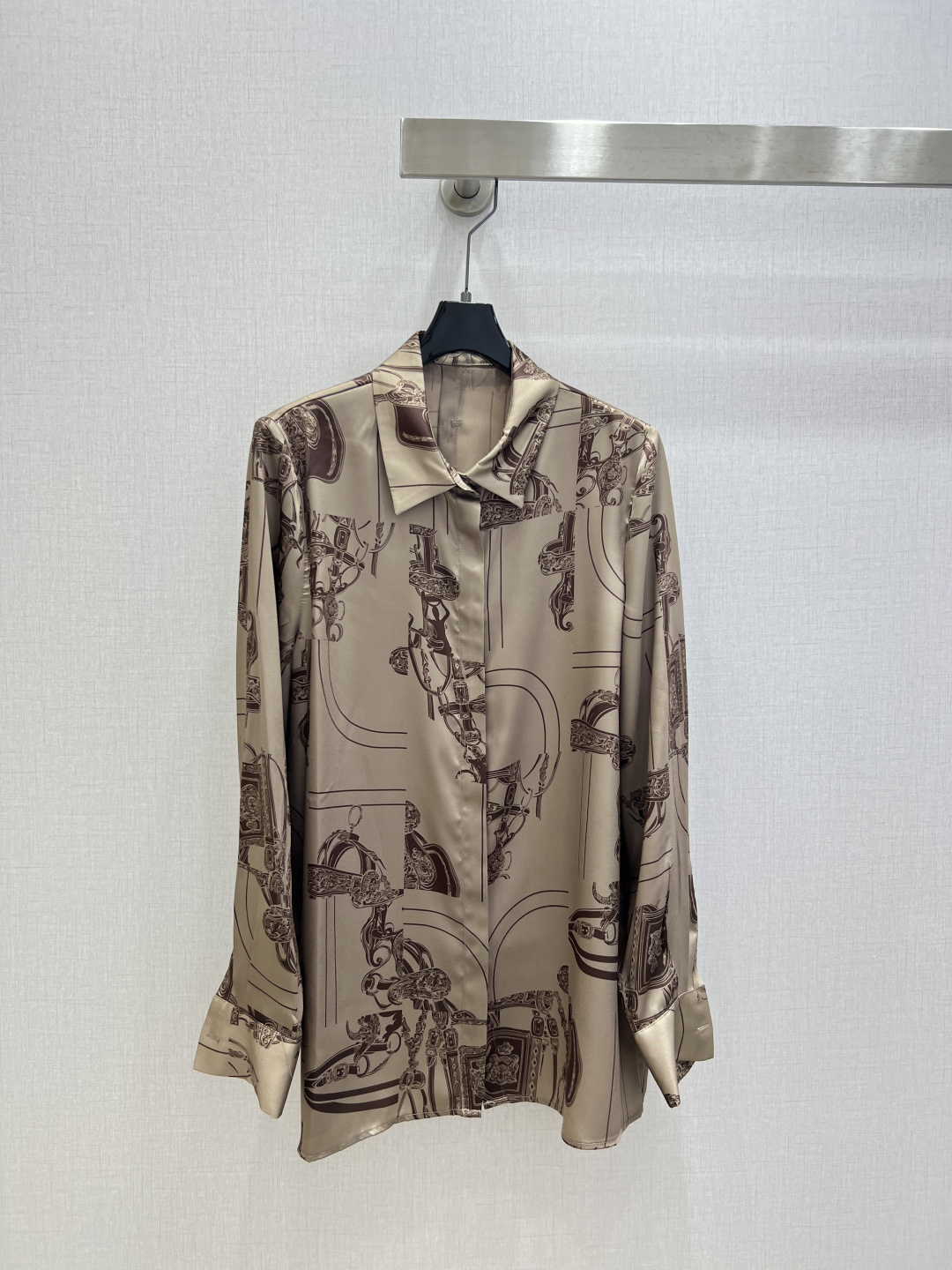 NO:739617,Highly recommended 26 early spring new style, silk long-sleeved shirt, pattern printing decoration, loose fit, one color, SMLXL code, high quality AB, shirts, real silk,19860909强烈推荐 26早春新款 真丝长袖衬衫 图案印花装饰 宽松版型 一个色 SMLXL码 高品质AB,,shirts,real silk,,Women's clothing
