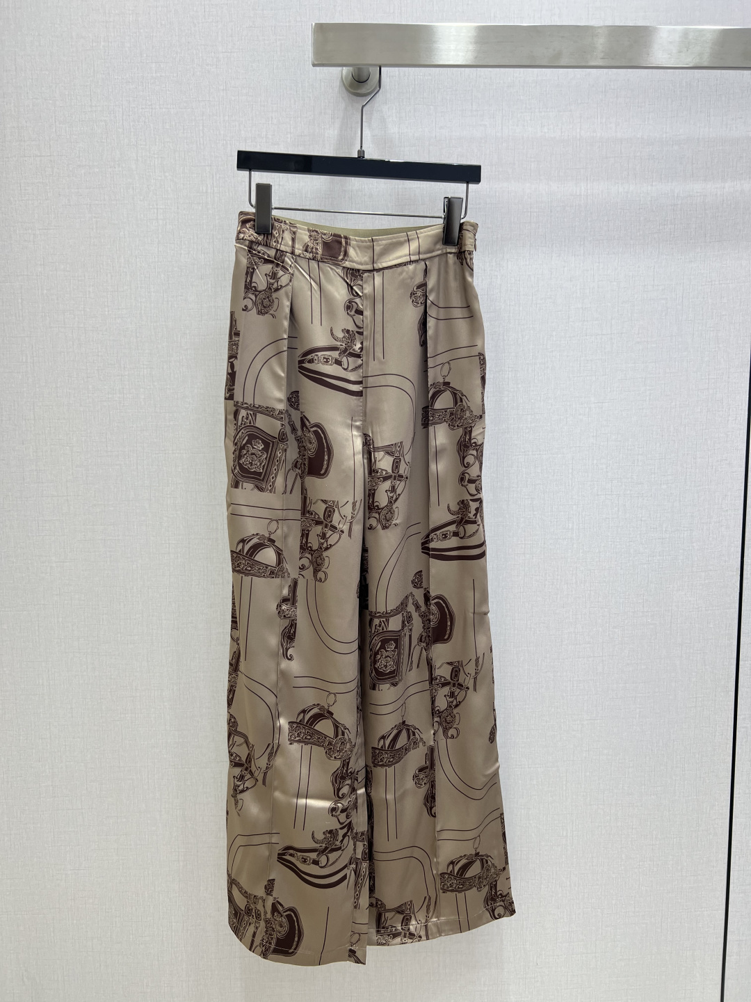 NO:739614,Highly recommended 26 early spring new style silk wide-leg trousers with pattern print decoration elastic waistband one color SMLXL code high quality ABC, real silk,19860909强烈推荐 26早春新款 真丝阔腿长裤 图案印花装饰 橡筋腰头 一个色 SMLXL码 高品质ABC,,real silk,,Women's clothing