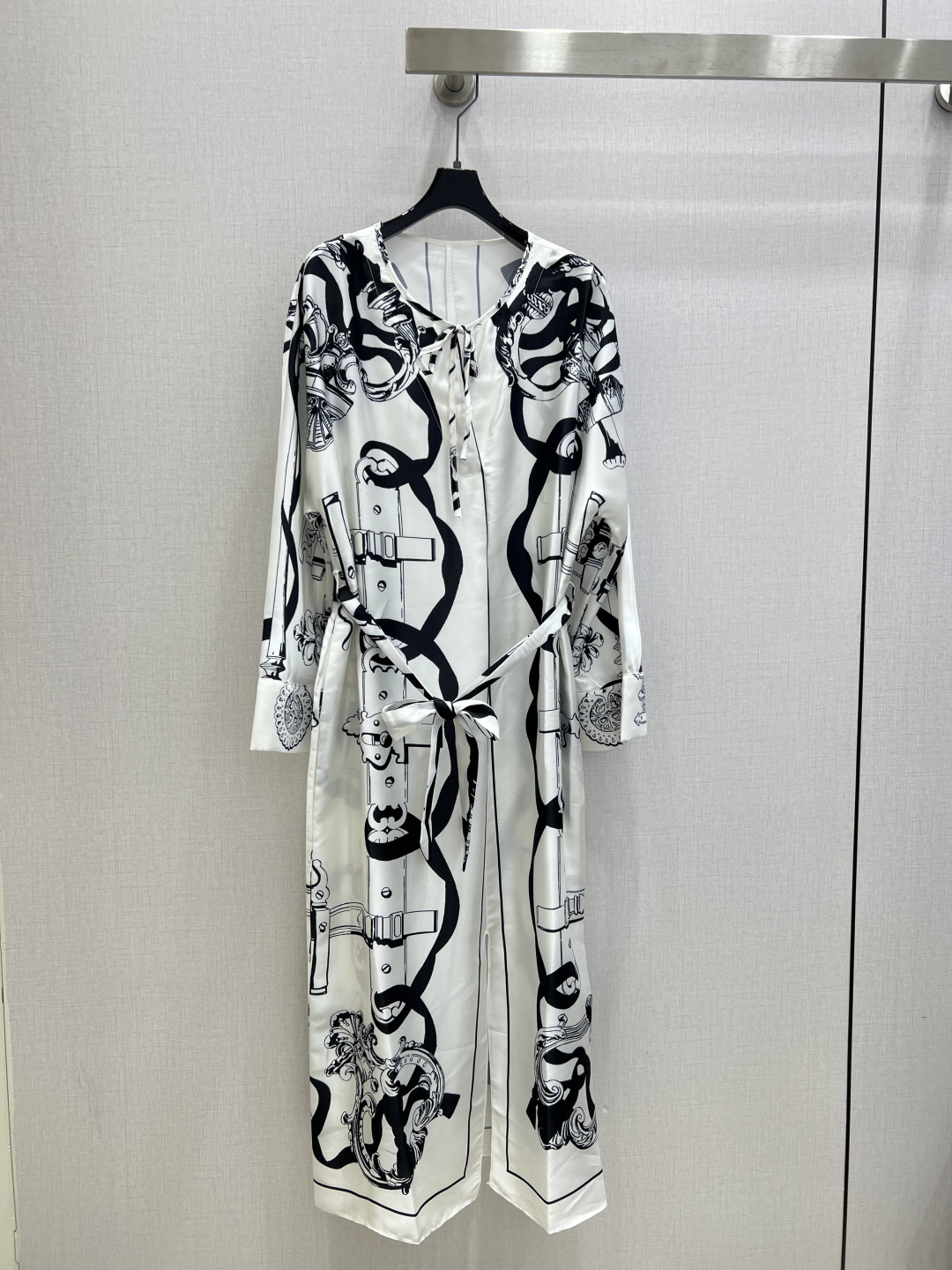 NO:739619,Highly recommended 26 early spring new style silk V-neck dress with graphic print decoration and matching belt. Two colors. SMLXL code. High quality ABC, skirts, real silk,19860909强烈推荐 26早春新款 真丝V领连衣裙 图案印花装饰 搭配腰带 两个色 SMLXL码 高品质ABC,,skirts,real silk,,Women's clothing