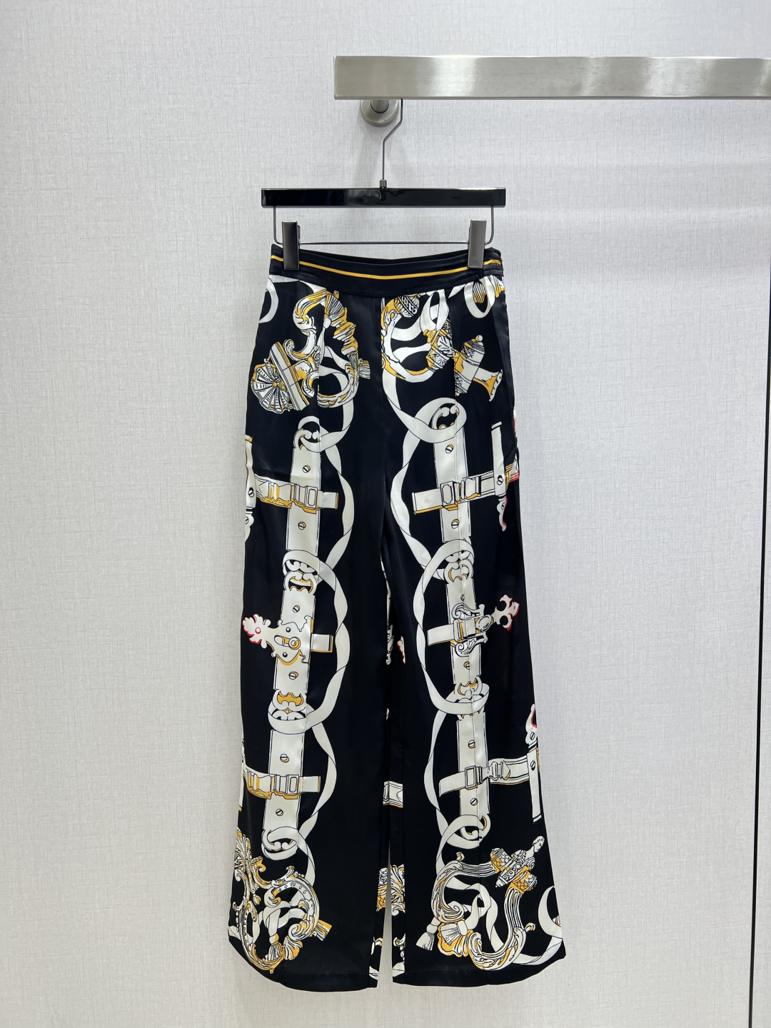 NO:739607,Highly recommended 26 early spring new style silk wide-leg trousers with pattern print decoration elastic waistband two colors SMLXL code high quality ABC, real silk,19860909强烈推荐 26早春新款 真丝阔腿长裤 图案印花装饰 橡筋腰头 两个色 SMLXL码 高品质ABC,,real silk,,Women's clothing