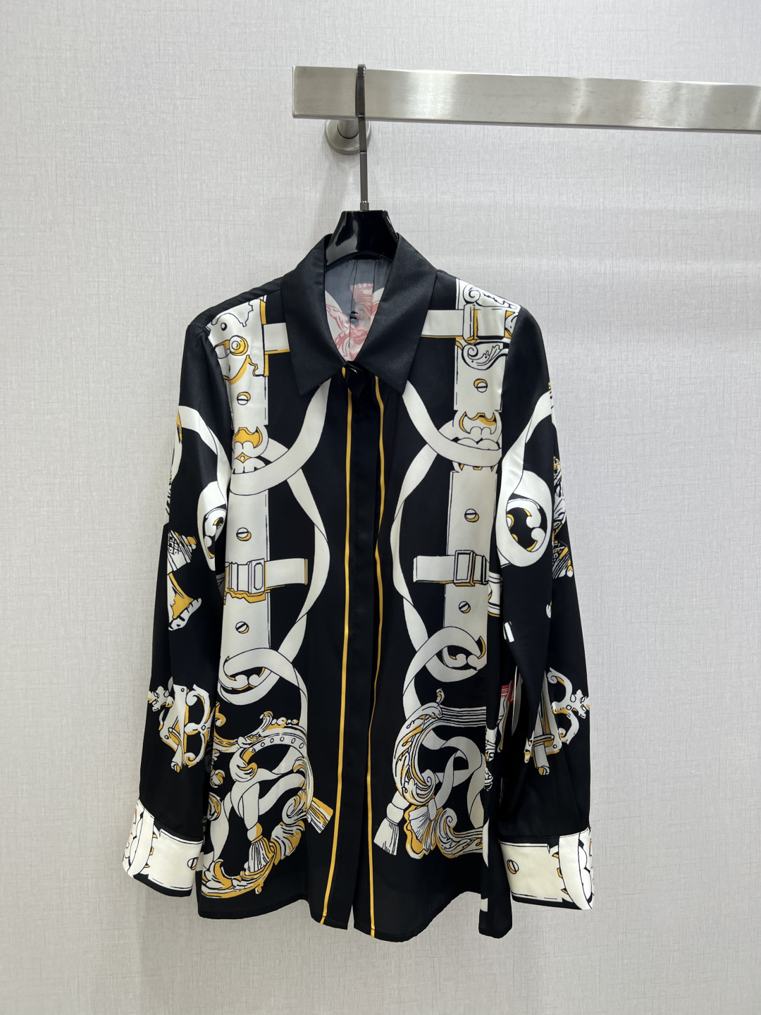 NO:739610,Highly recommended 26 early spring new style silk long-sleeved shirt with graphic print decoration loose fit two colors SMLXL code high quality ABC, shirts, real silk,19860909强烈推荐 26早春新款 真丝长袖衬衫 图案印花装饰 宽松版型 两个色 SMLXL码 高品质ABC,,shirts,real silk,,Women's clothing