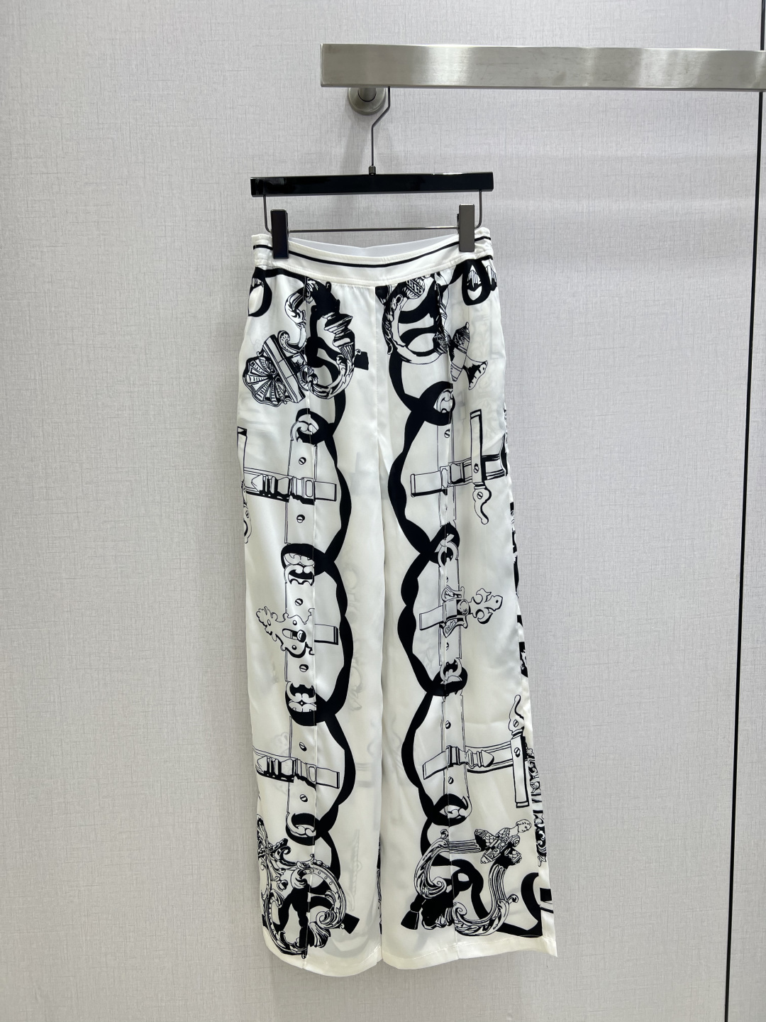 NO:739612,Highly recommended 26 early spring new style silk wide-leg trousers with pattern print decoration elastic waistband two colors SMLXL code high quality ABC, real silk,19860909强烈推荐 26早春新款 真丝阔腿长裤 图案印花装饰 橡筋腰头 两个色 SMLXL码 高品质ABC,,real silk,,Women's clothing