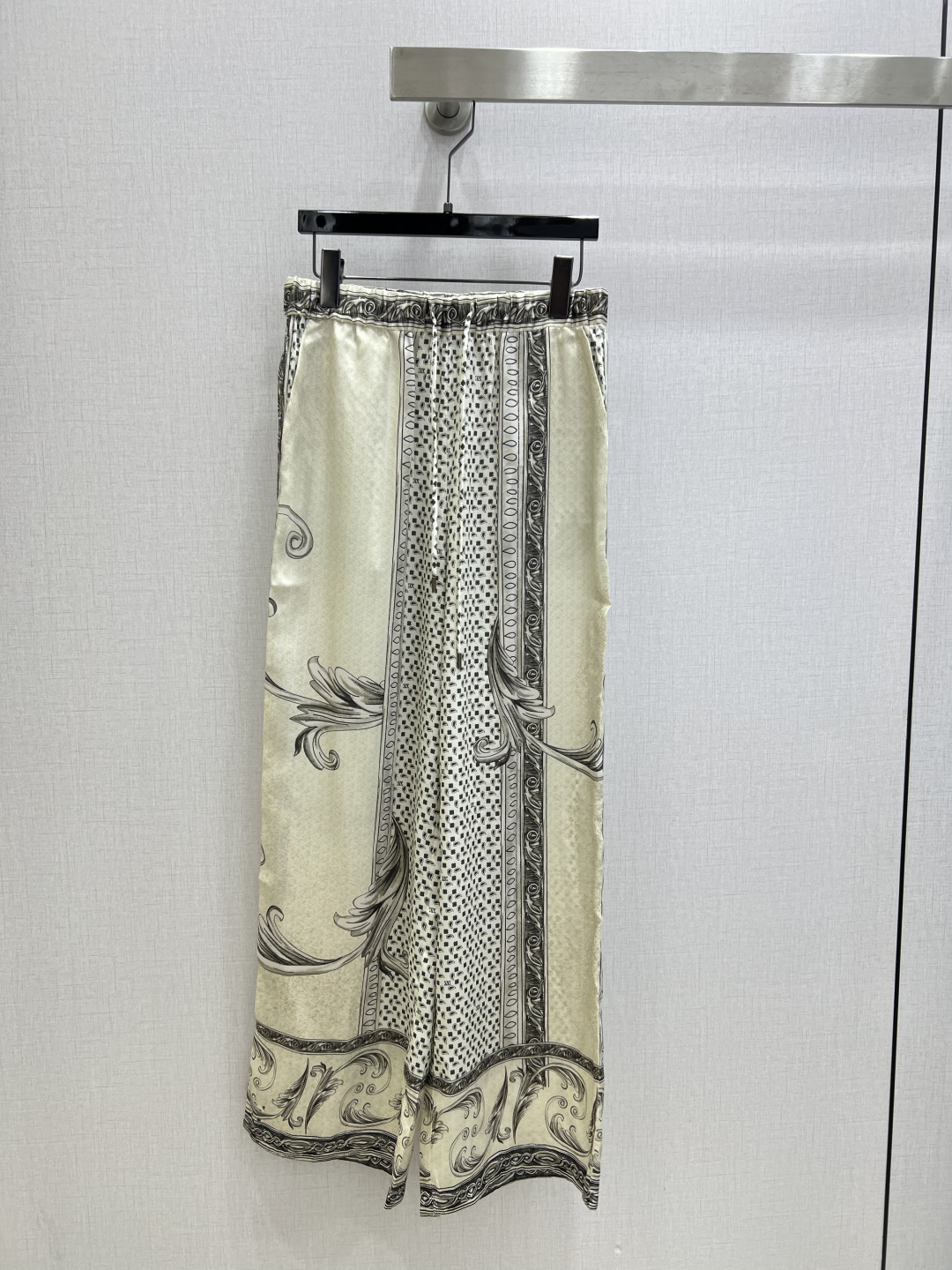 NO:739616,Highly recommended 26 early spring new style silk wide-leg trousers with pattern print decoration elastic waistband one color SMLXL code high quality ABC, real silk,19860909强烈推荐 26早春新款 真丝阔腿长裤 图案印花装饰 橡筋腰头 一个色 SMLXL码 高品质ABC,,real silk,,Women's clothing