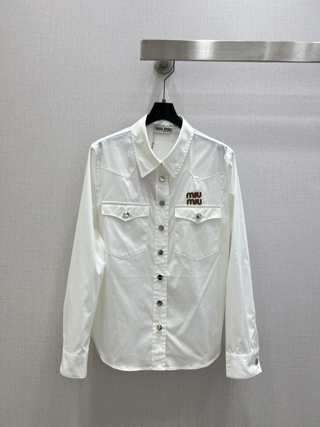 NO:739608,Highly recommended 26 early spring new letter embroidered cloth double pocket shirt, the fabric is silky and smooth!  Classic and stylish, it can be used perfectly in all kinds of styles~high-end ready-to-wear style, the details are so beautiful!  Exquisite and everyday, easy to control!  The texture is great!  !  Age reduction, fashion, casual girlishness, highly recommended!  One color SML code high quality AB, shirts,19860909强烈推荐 26早春新款 字母绣布双口袋衬衫 面料丝滑光洁！经典又有型 各种都能完美驾驭～高级成衣做法,细节美到爆！精美又日常,轻松驾驭！质感棒棒哒！！减龄 时尚 休闲少女感,强推！一个色 SML码 高品质AB,,shirts,,Women's clothing