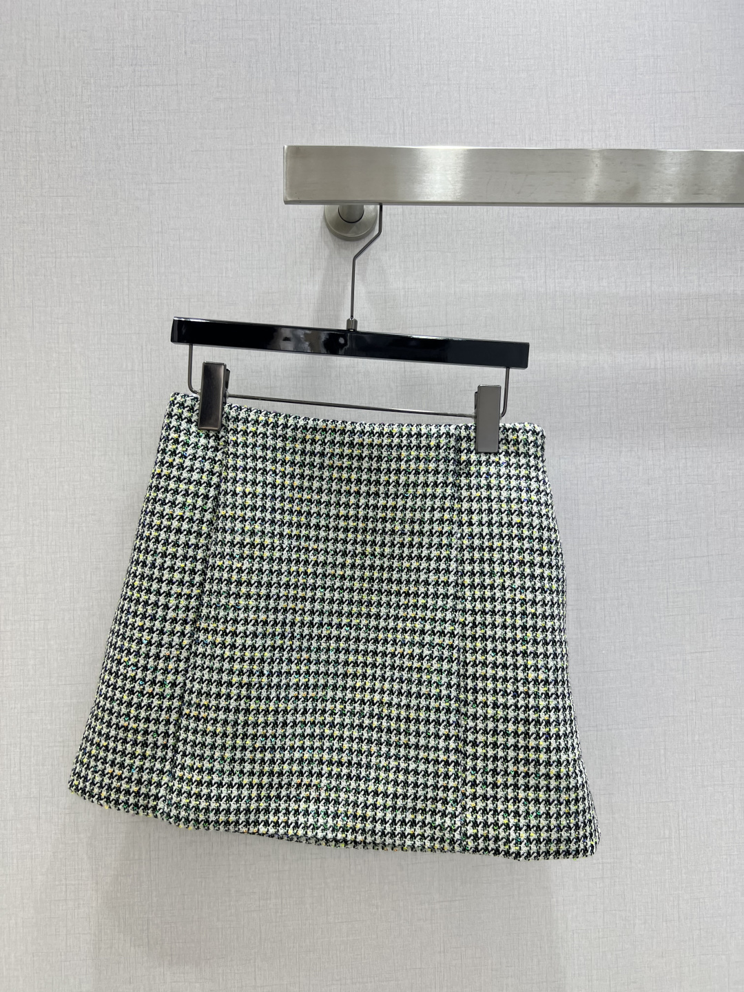 NO:739650,Highly recommended 26 early spring new style. Woolen woven houndstooth skirt. The upper body is full of fashion and high-end. The giant pull style has its own aura. The texture is very nice. It is fashionable and high-end. The color is super positive. The upper body looks white and slim. A classic series with its own beauty. You can walk with wind and the upper body has full aura. The length is just right. One color SML code. High quality ABC,,skirts,19860909强烈推荐 26早春新款 粗纺编织千鸟格半裙 上身就是满满的时髦高级感 巨拉风 自带气场 质感很奈斯 时髦又高级 颜色超级正 上身显白又显瘦 自带美感的经典系列 走路都带风上身气场全开 长度恰到好处 一个色 SML码 高品质ABC,,skirts,,Women's clothing