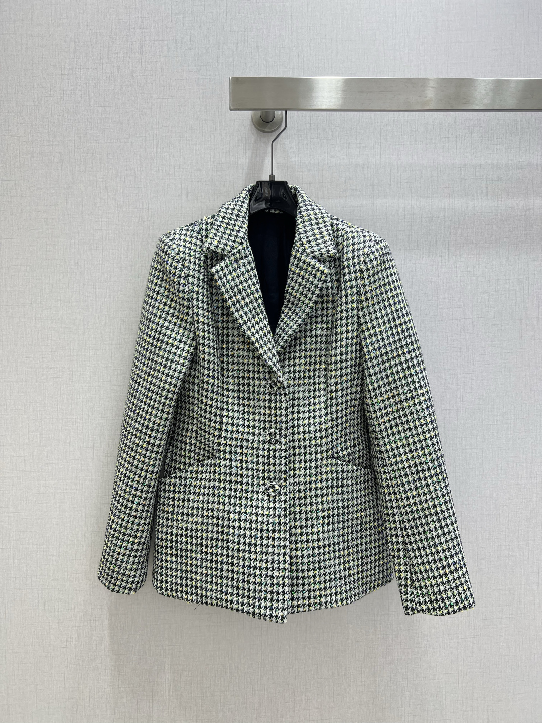 NO:739657,Highly recommended for the early spring of 26. The slub woven houndstooth suit jacket has a full sense of fashion and high-end on the upper body. It has a huge style and has its own aura. The texture is very nice. It is fashionable and high-end. The color is super positive. The upper body looks white and slim. A classic series with its own beauty. You can walk with wind and the upper body has full aura. The length is just right. One color SML code. High-quality ABC, jackets & coats, business suit,19860909强烈推荐 26早春新款 粗纺编织千鸟格西装外套 上身就是满满的时髦高级感 巨拉风 自带气场 质感很奈斯 时髦又高级 颜色超级正 上身显白又显瘦 自带美感的经典系列 走路都带风上身气场全开 长度恰到好处 一个色 SML码 高品质ABC,,jackets & coats,business suit,,Women's clothing