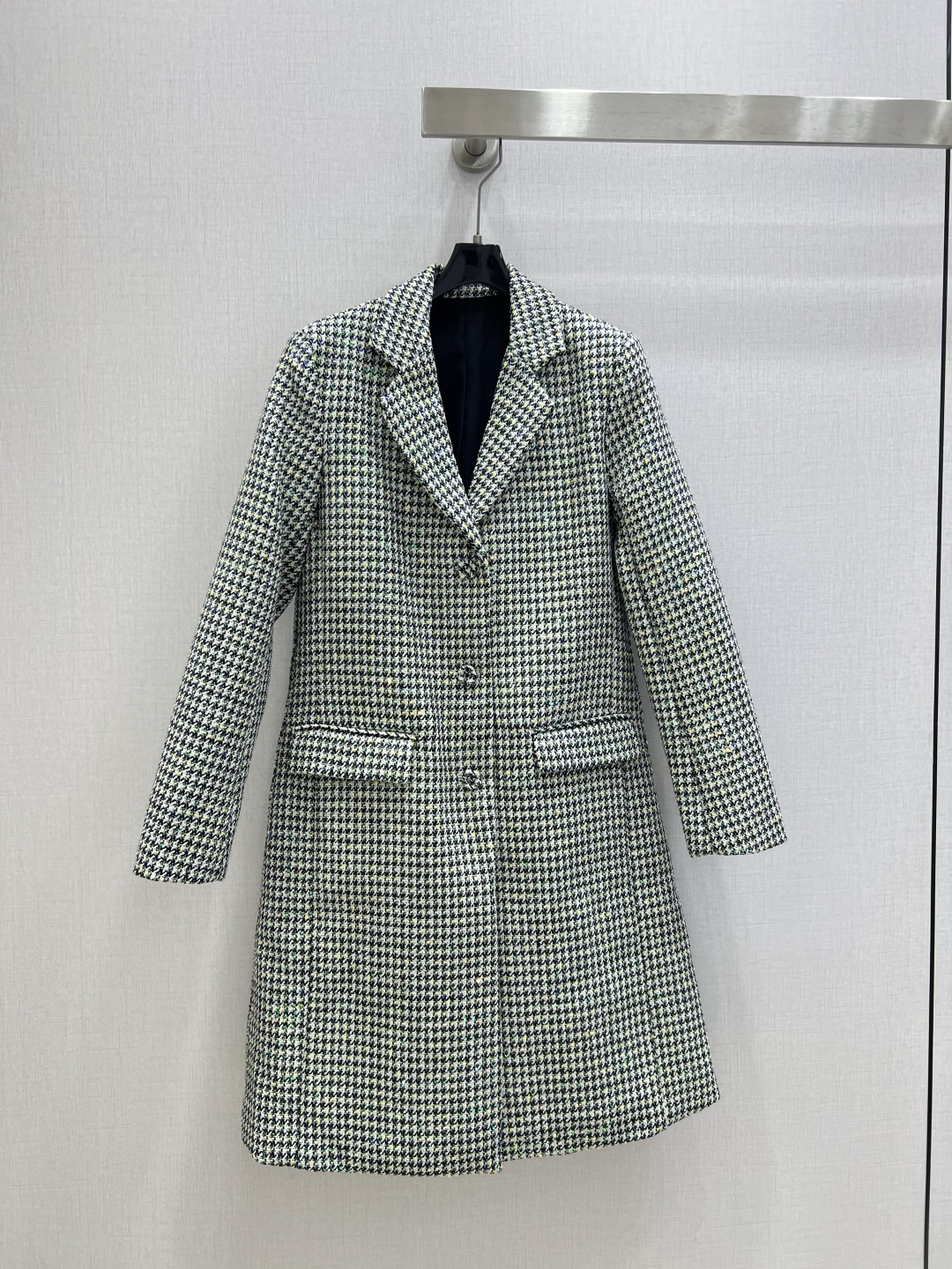 NO:739633,Highly recommended for the early spring of 26, the slub woven houndstooth long coat has a full sense of fashion and high-end. The big pull style has its own aura. The texture is very nice. It is fashionable and high-end. The color is super positive. The upper body looks white and slim. A classic series with its own beauty. You can walk with wind and the upper body is full of aura. The length is just right. One color SML code. High quality ABC,,jackets & coats,19860909强烈推荐 26早春新款 粗纺编织千鸟格大衣长款外套 上身就是满满的时髦高级感 巨拉风 自带气场 质感很奈斯 时髦又高级 颜色超级正 上身显白又显瘦 自带美感的经典系列 走路都带风上身气场全开 长度恰到好处 一个色 SML码 高品质ABC,,jackets & coats,,Women's clothing