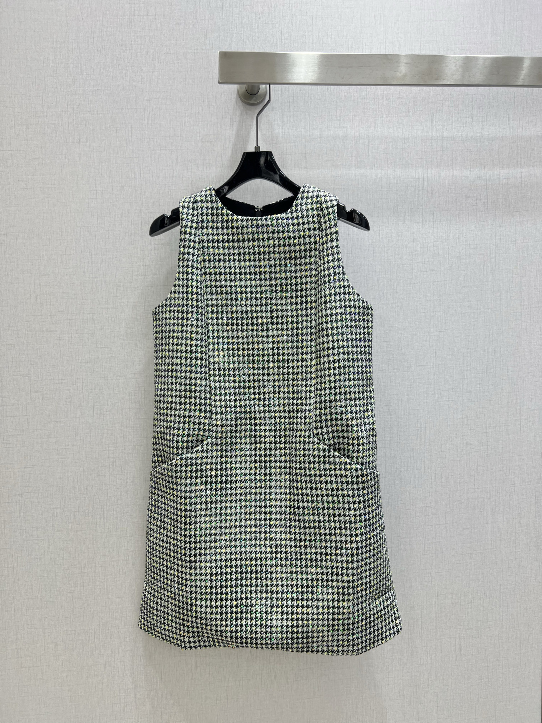 NO:739639,Highly recommended for the early spring of 26. The woolen woven houndstooth sleeveless dress has a full sense of fashion and high-end on the upper body. It has a huge style and has its own aura. The texture is very nice, fashionable and high-end. The color is super positive. The upper body looks white and slim. A classic series with its own beauty. You can walk with wind and the upper body is full of aura. The length is just right. One color SML code, high quality ABC,,skirts,19860909强烈推荐 26早春新款 粗纺编织千鸟格无袖连衣裙 上身就是满满的时髦高级感 巨拉风 自带气场 质感很奈斯 时髦又高级 颜色超级正 上身显白又显瘦 自带美感的经典系列 走路都带风上身气场全开 长度恰到好处 一个色 SML码 高品质ABC,,skirts,,Women's clothing
