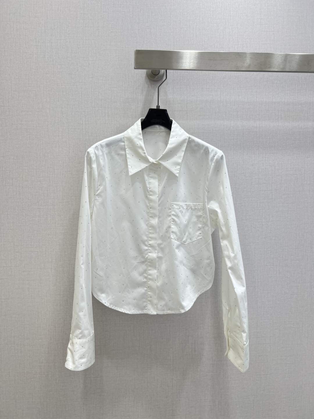 NO:739031,Highly recommended for the early spring of 26, the new hot diamond lapel short shirt is classic and stylish. It can be used perfectly in all kinds of styles ~ high-end ready-to-wear style, the details are so beautiful!  Exquisite and everyday, easy to control!  The texture is great!  Age reduction, fashion, casual girly feel, one color SML code, high quality ABC, shirts,19860909强烈推荐 26早春新款 烫钻翻领短款衬衫 经典又有型 各种都能完美驾驭～高级成衣做法,细节美到爆！精美又日常,轻松驾驭！质感棒棒哒！减龄 时尚 休闲少女感,一个色 SML码 高品质ABC,,shirts,,Women's clothing