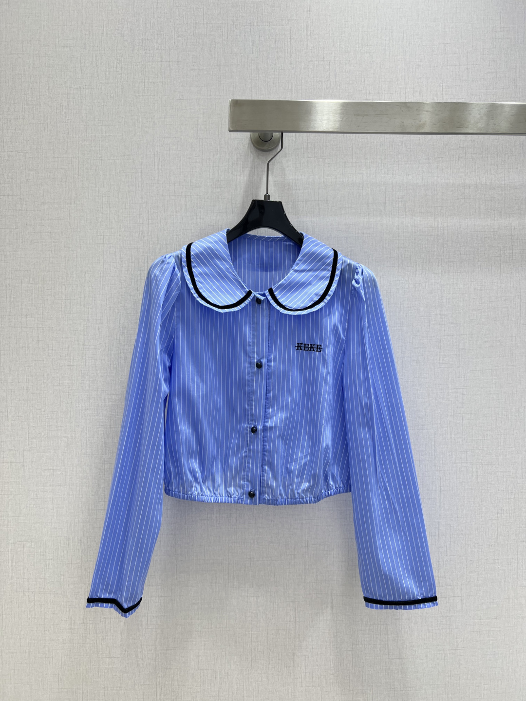 NO:739027,Highly recommended DIO*2025 new autumn and winter long-sleeved shirt with contrasting lapel and college style!  High-end ready-made clothing, the details are so beautiful!  Exquisite and everyday, easy to control!  The texture is great!  Age reduction, fashion, casual girly feel, one color SML code, high quality ABC, dior, shirts,19860909强烈推荐 DIO*2025秋冬新款 翻领撞色长袖衬衫 学院风！高级成衣做法,细节美到爆！精美又日常,轻松驾驭！质感棒棒哒！减龄 时尚 休闲少女感,一个色 SML码 高品质ABC,,dior,shirts,,Women's clothing