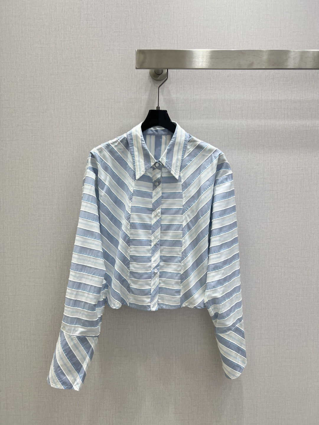 NO:739023,Highly recommended 26 early spring new irregular diagonal striped shirt, exquisite and everyday, easy to control!  The texture is great!  Age reduction, fashion, casual girly feel, two colors SML code, high quality ABC, shirts,19860909强烈推荐 26早春新款 不规则斜条纹衬衫 精美又日常,轻松驾驭！质感棒棒哒！减龄 时尚 休闲少女感,两个色 SML码 高品质ABC,,shirts,,Women's clothing