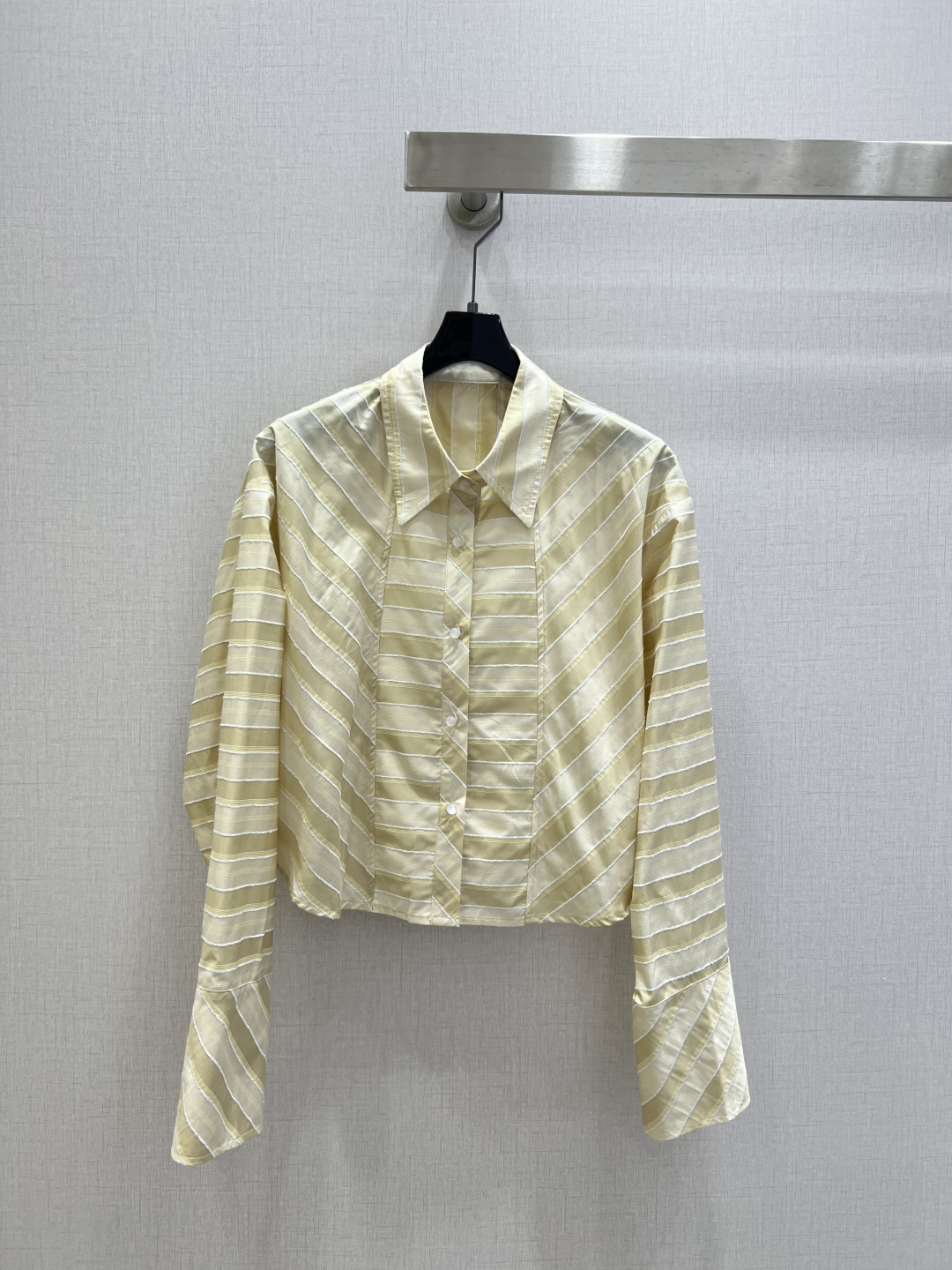 NO:739020,Highly recommended 26 early spring new irregular diagonal striped shirt, exquisite and everyday, easy to control!  The texture is great!  Age reduction, fashion, casual girly feel, two colors SML code, high quality ABC, shirts,19860909强烈推荐 26早春新款 不规则斜条纹衬衫 精美又日常,轻松驾驭！质感棒棒哒！减龄 时尚 休闲少女感,两个色 SML码 高品质ABC,,shirts,,Women's clothing